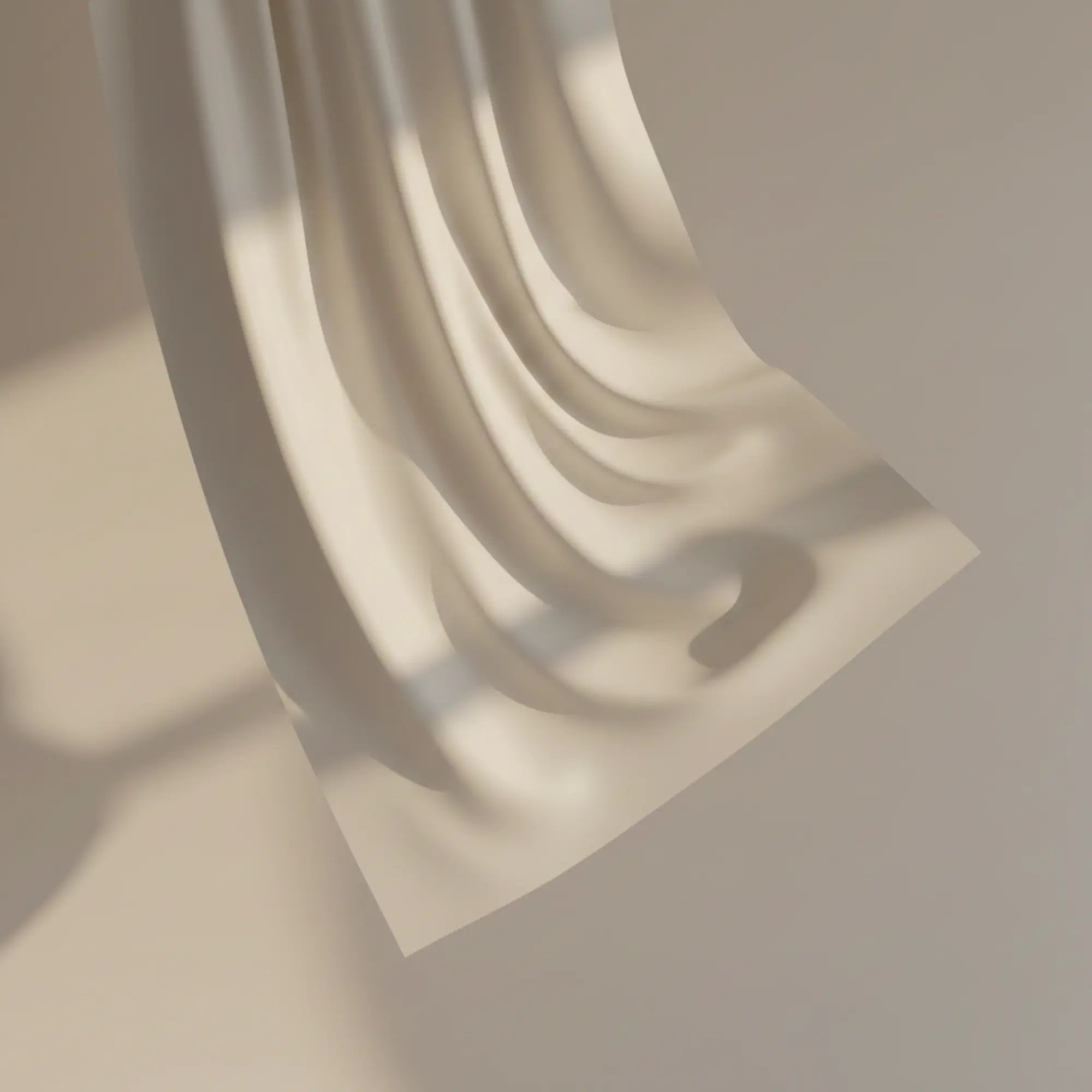 Voilage de soie clair suspendu, éclairé par une lumière douce, évoquant le calme et le rituel du soir - Maison CÉTOILE