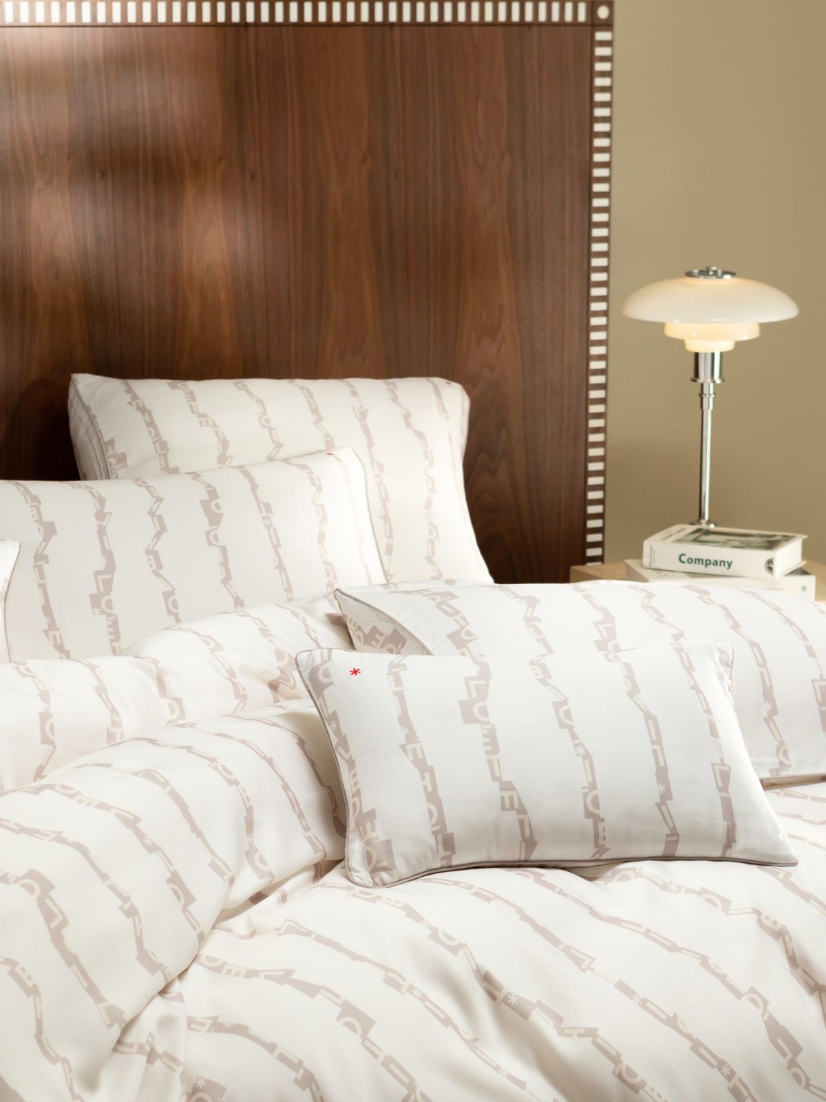 Parure de lit haut de gamme CÉTOILE en soie végétale Tencel Lyocell, alliant douceur et sophistication pour un sommeil d’exception.