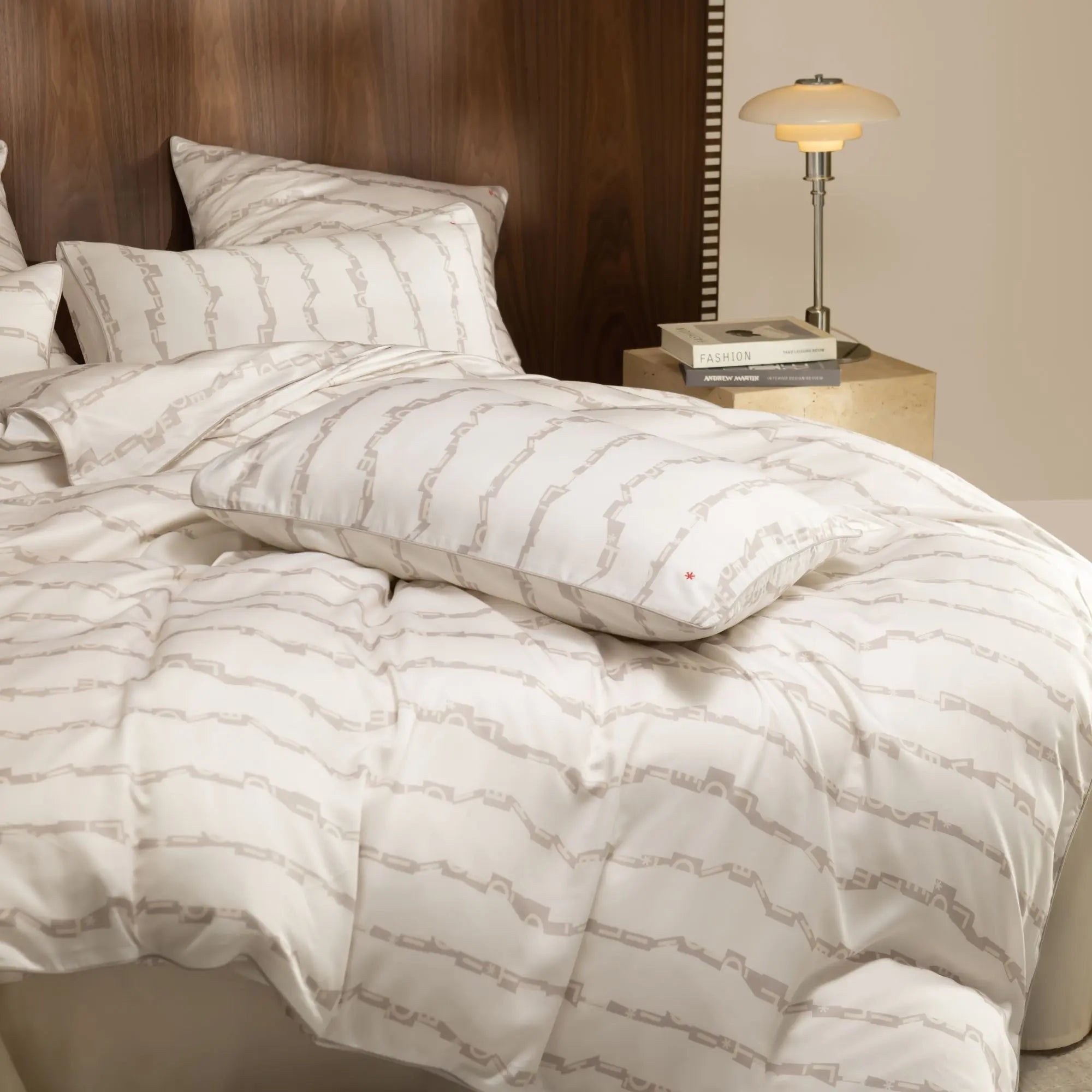 Parure de lit haut de gamme CÉTOILE en soie végétale Tencel Lyocell, alliant douceur et sophistication pour un sommeil d’exception.