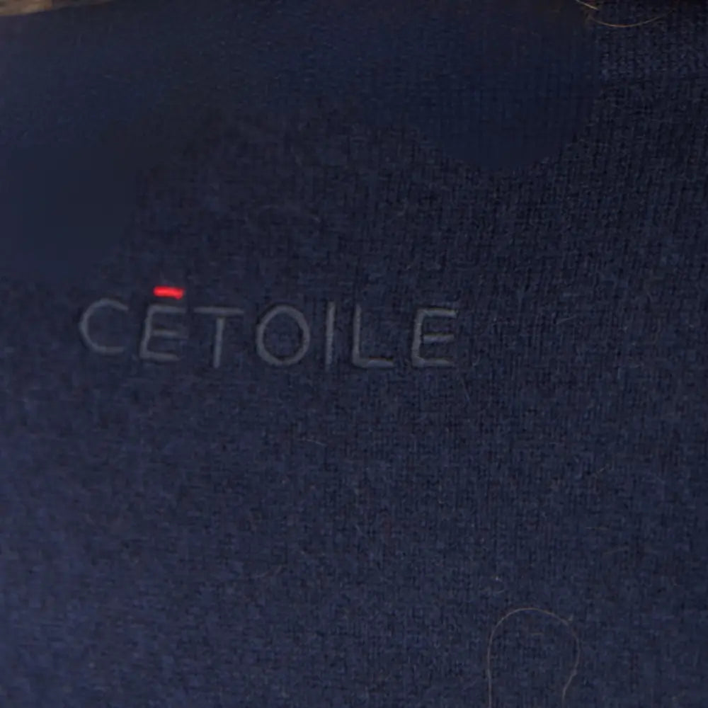 Détail de la broderie Maison CÉTOILE sur cachemire bleu nuit