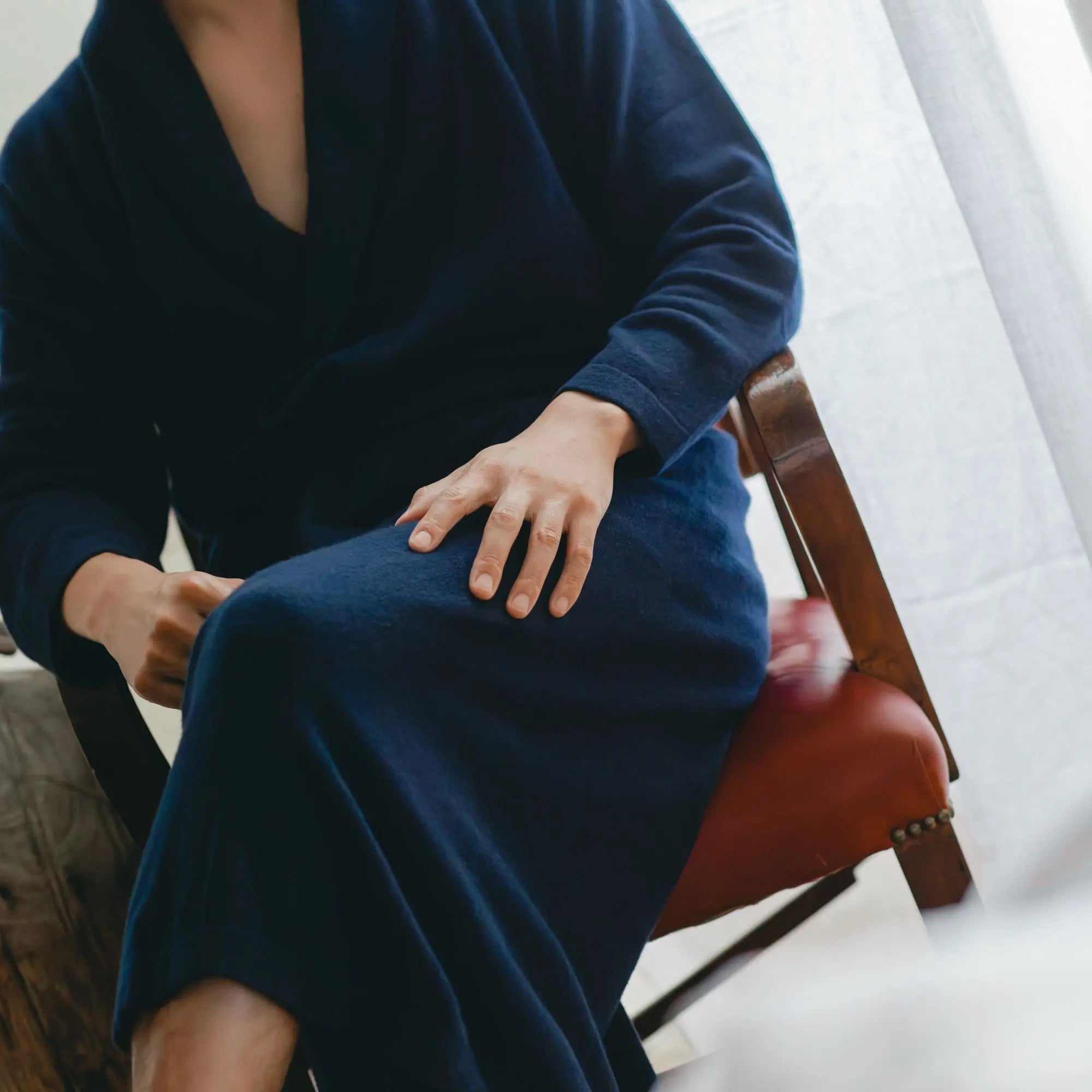 Kimono en pure cachemire couleur bleu nuit profond unisex - MaIson CÉTOILE