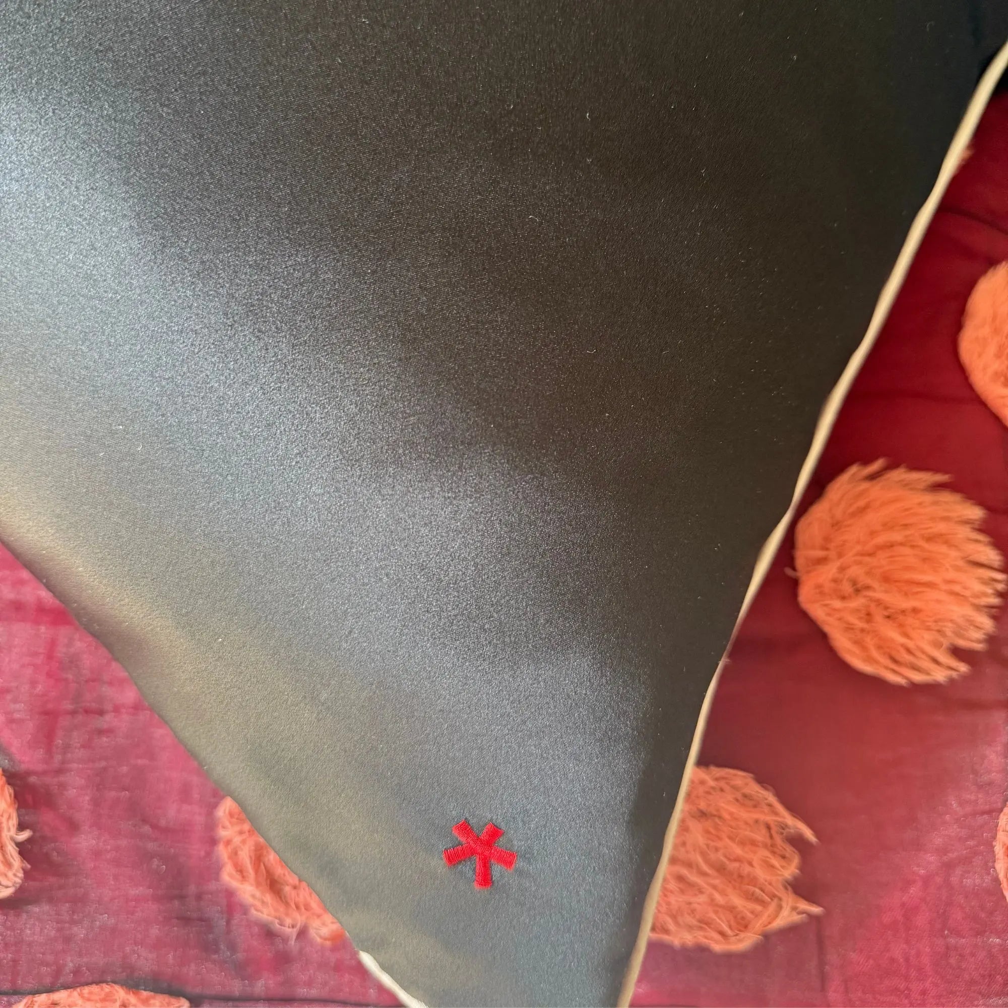 Coussin intemporel en soie de mûrier couleur noir - Maison CÉTOILE