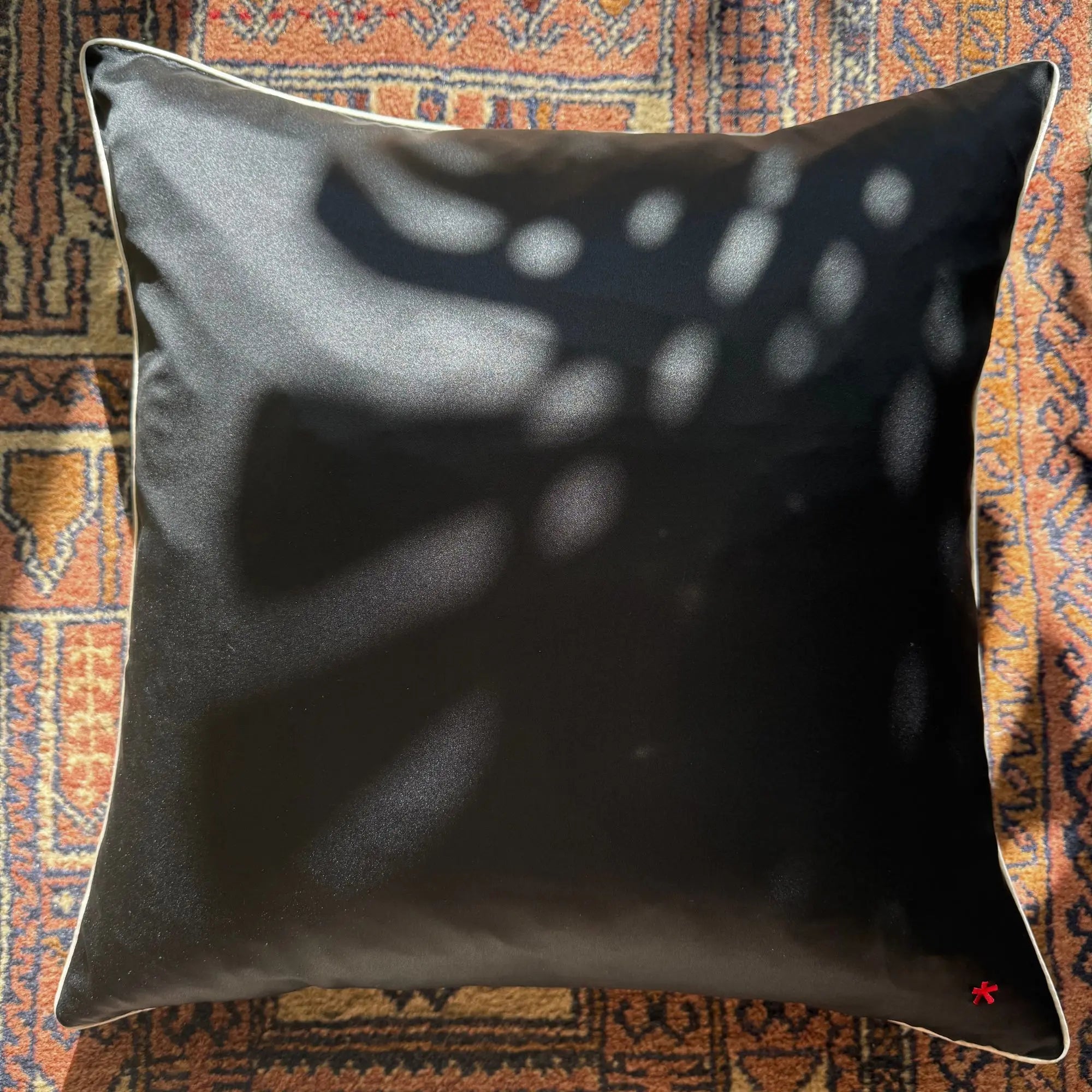 Coussin en soie de mûrier couleur noir lumineux - Maison CÉTOILE