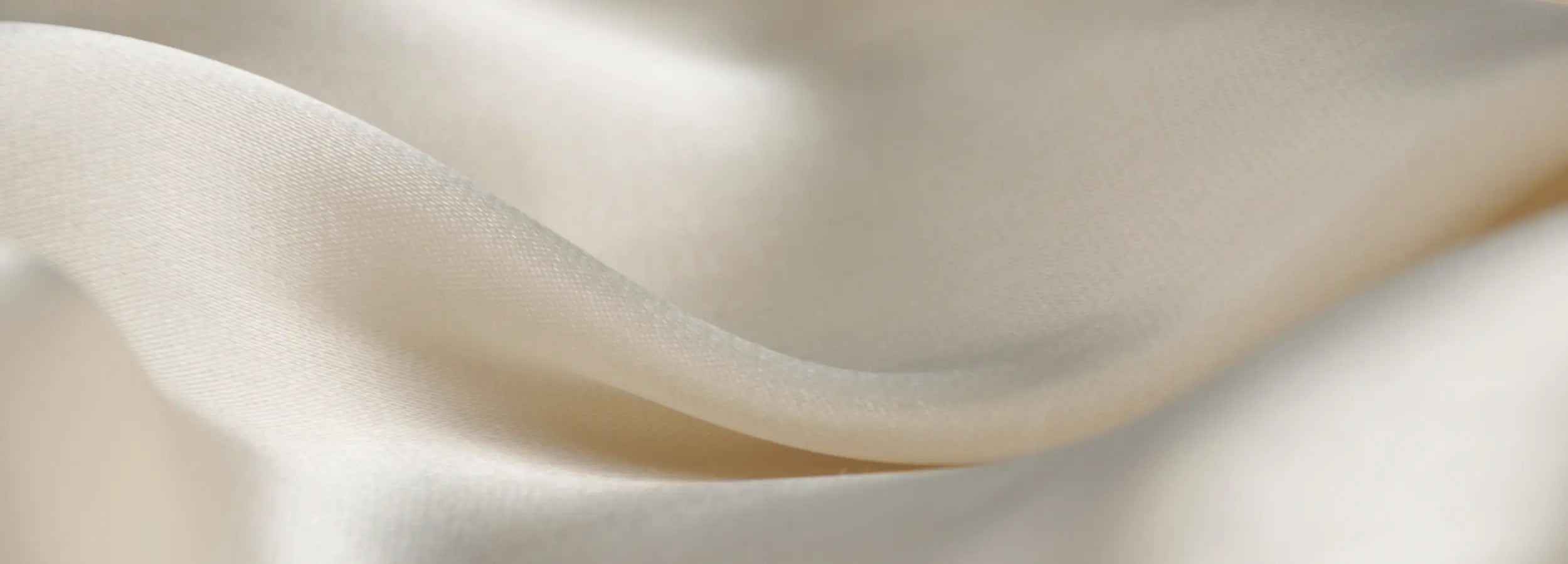 Détail de soie de mûrier blanche aux reflets nacrés et au toucher soyeux