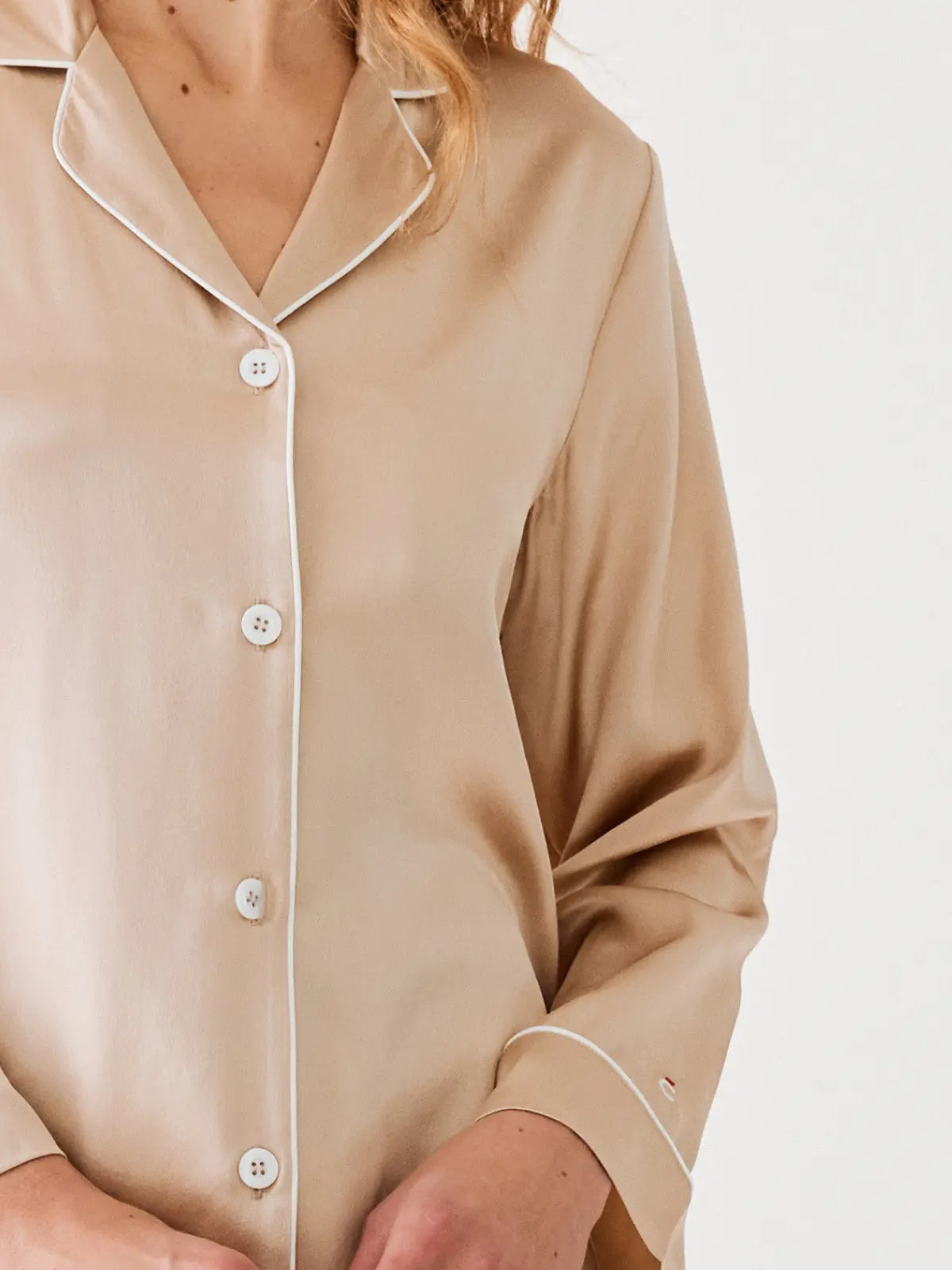 Détails signature du pyjama en soie beige Maison CÉTOILE : boutons nacrés, col structuré, passepoil délicat.