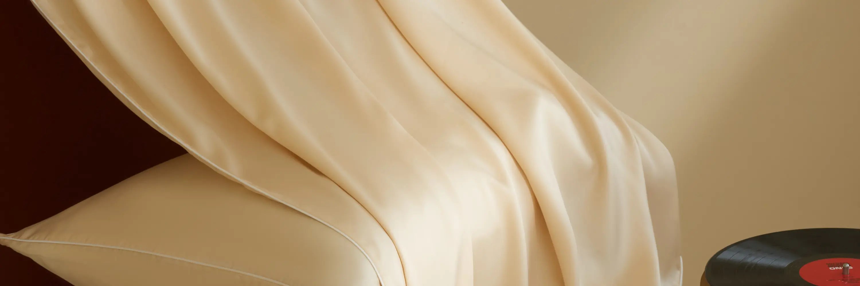 Drap-housse en TENCEL™ Lyocell ivoire Maison CÉTOILE, soie végétale douce et respirante au tombé fluide et élégant.