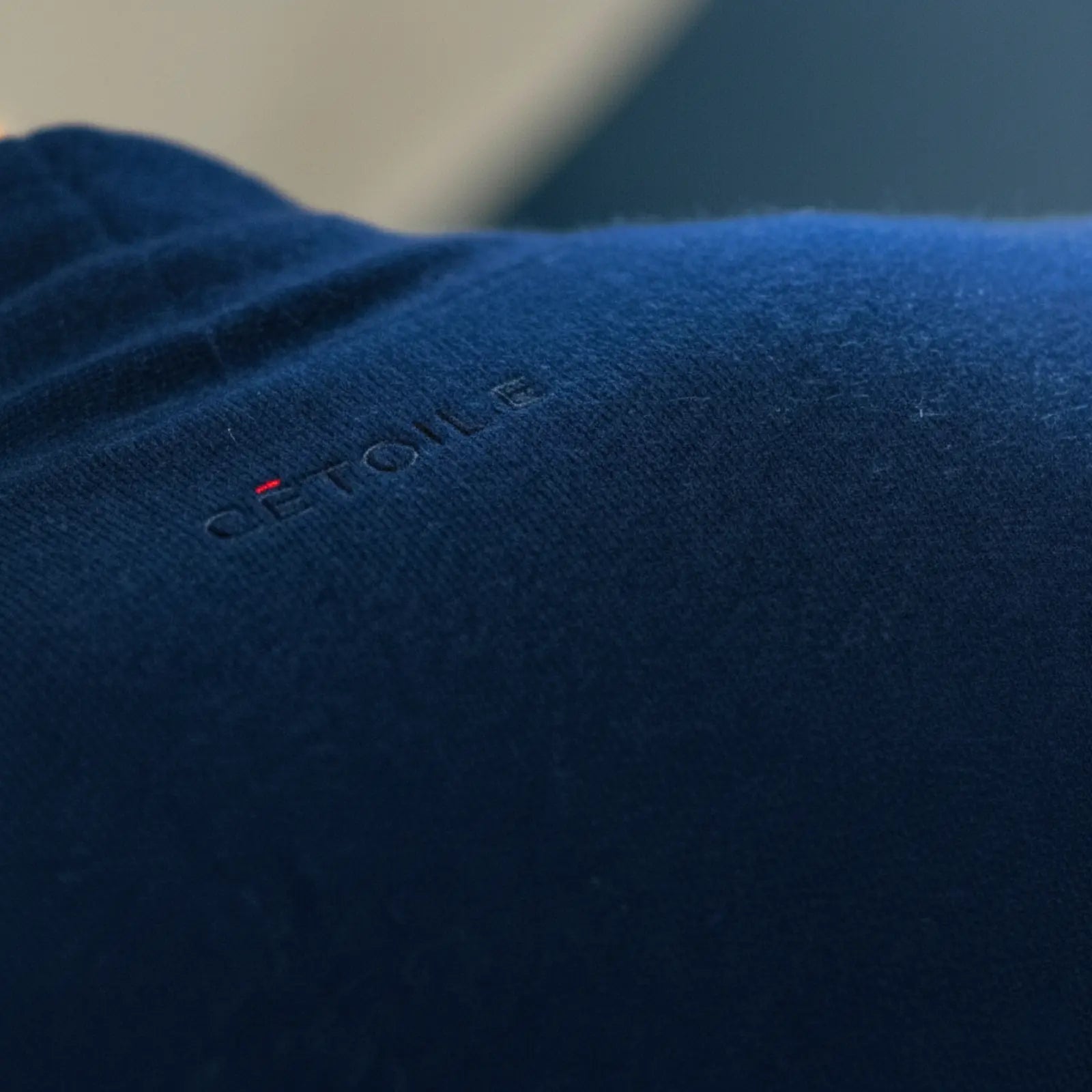 Texture du cachemire biologique bleu nuit, matière dense et veloutée - MaIson CÉTOILE