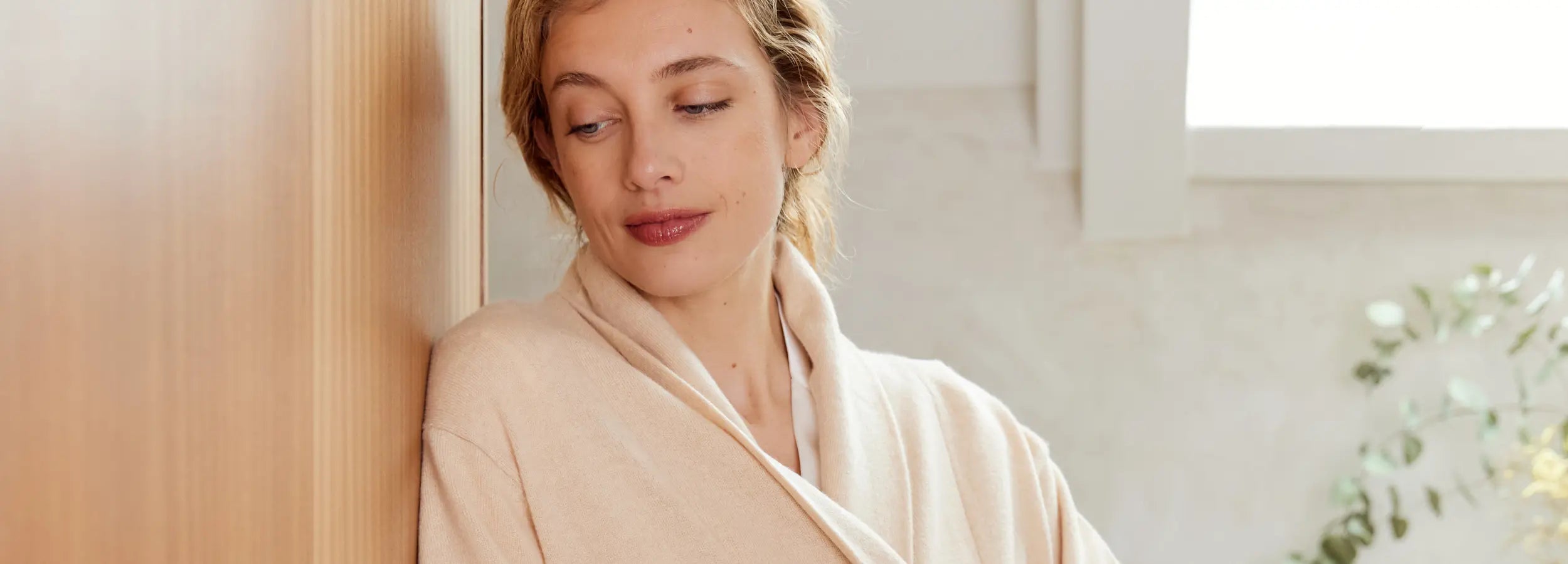 Kimono en cachemire biologique beige porté dans un intérieur lumineux – Maison CÉTOILE