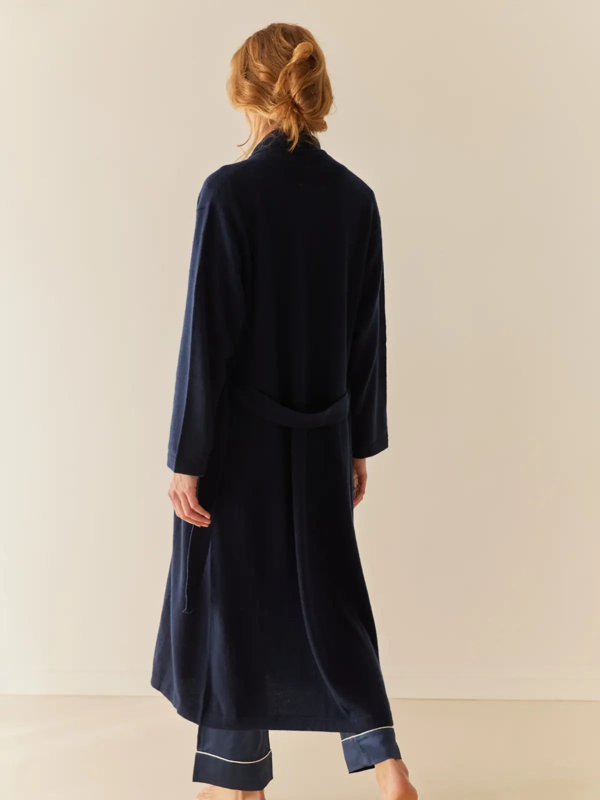 Vue de dos du kimono long en cachemire bleu nuit, coupe ample et élégante.