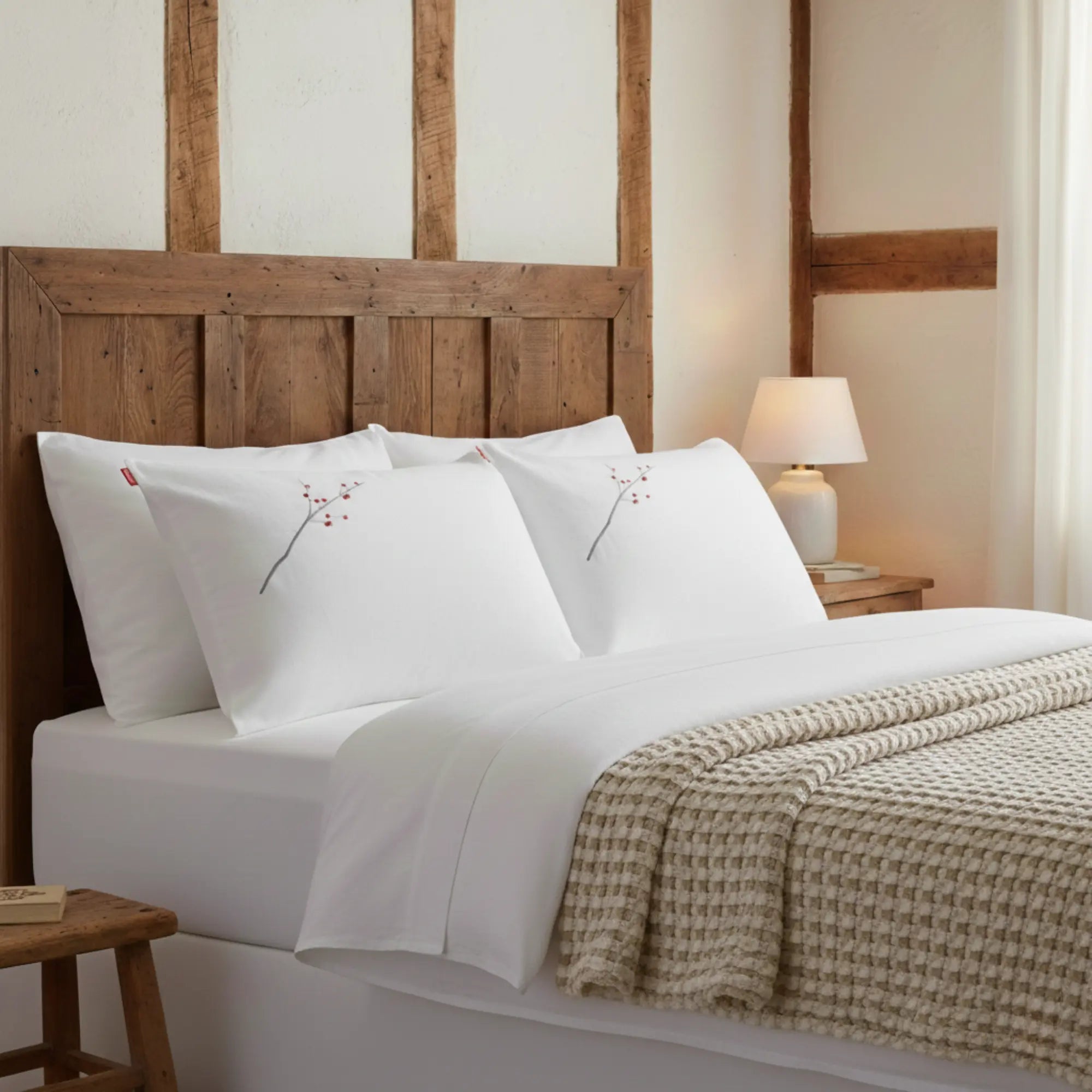 taie en lin lavé français brodé fleur d'hiver - Maison CÉTOILE