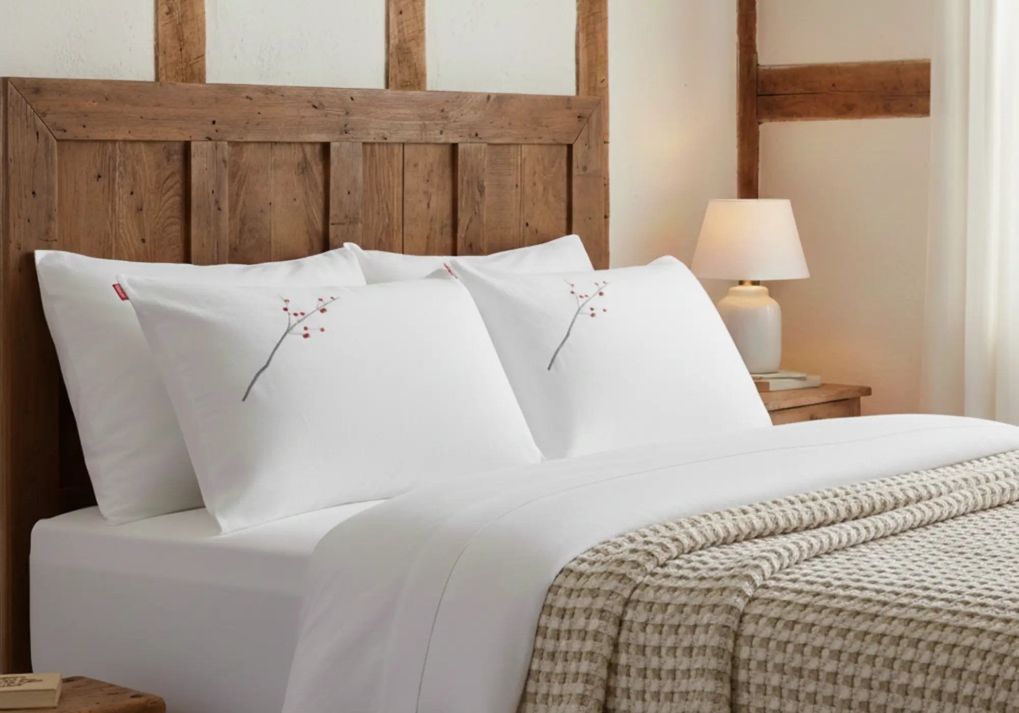 Parure de lit en lin français blanc avec détail brodé rouge signature CÉTOILE