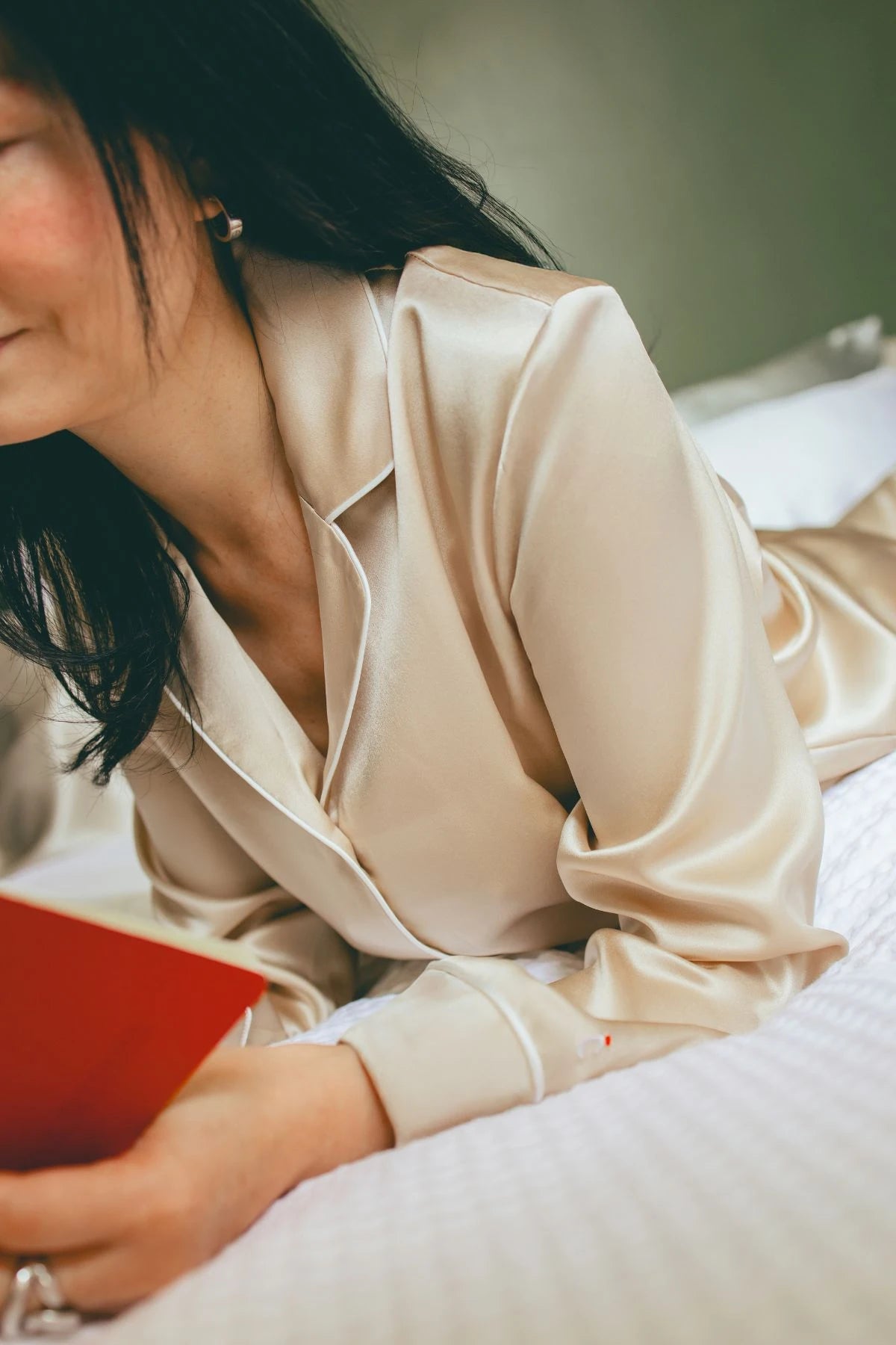 pyjama femme en soie beige sur un lit cocooning - Maison CÉTOILE