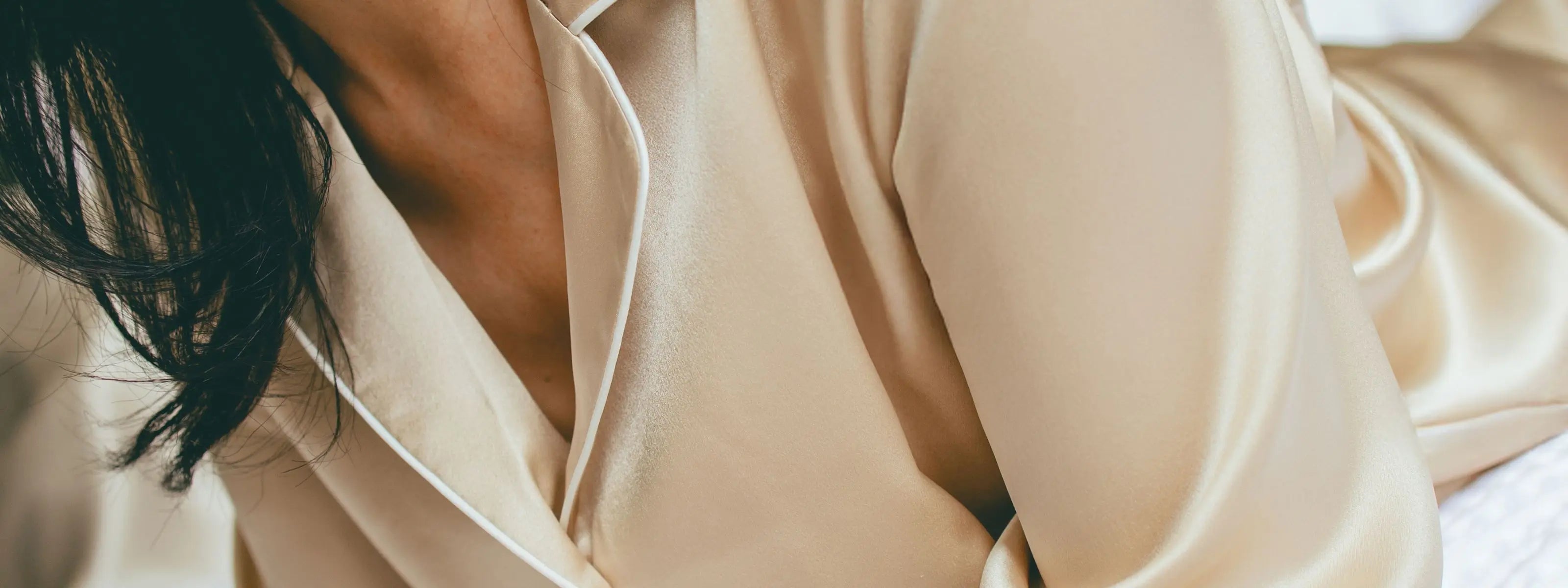 Pyjama femme en soie naturelle couleur beige champagne, passepoil blanc raffiné, un luxe intemporel - Maison CÉTOILE