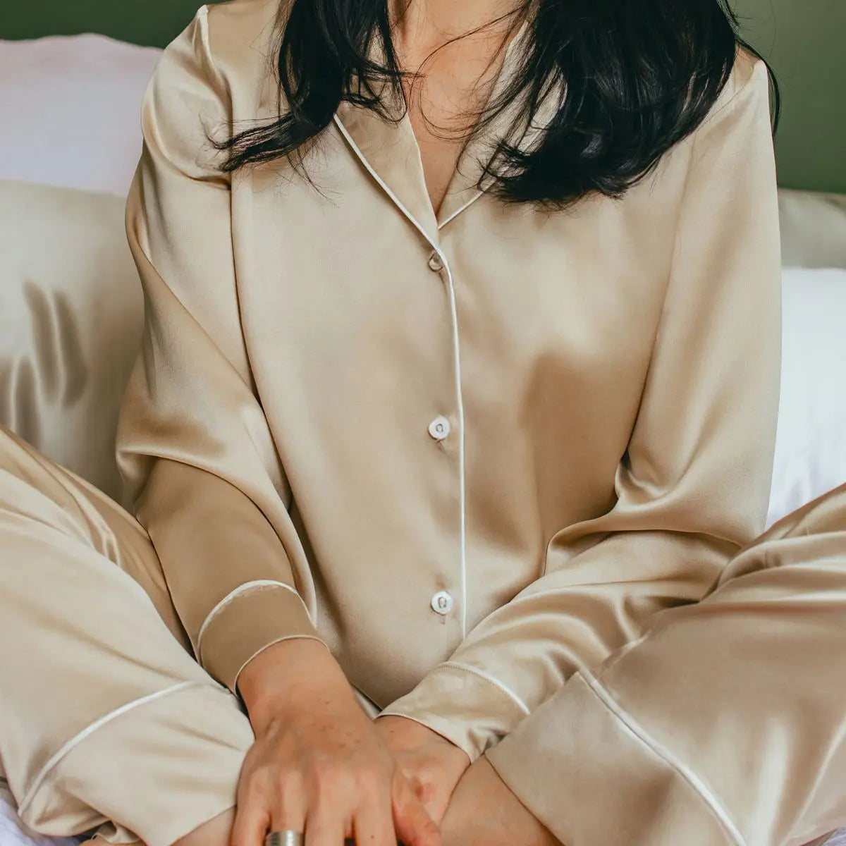 pyjama en soie haut de gamme luxe couleur beige sable élégant intemporel - Maison CÉTOILE