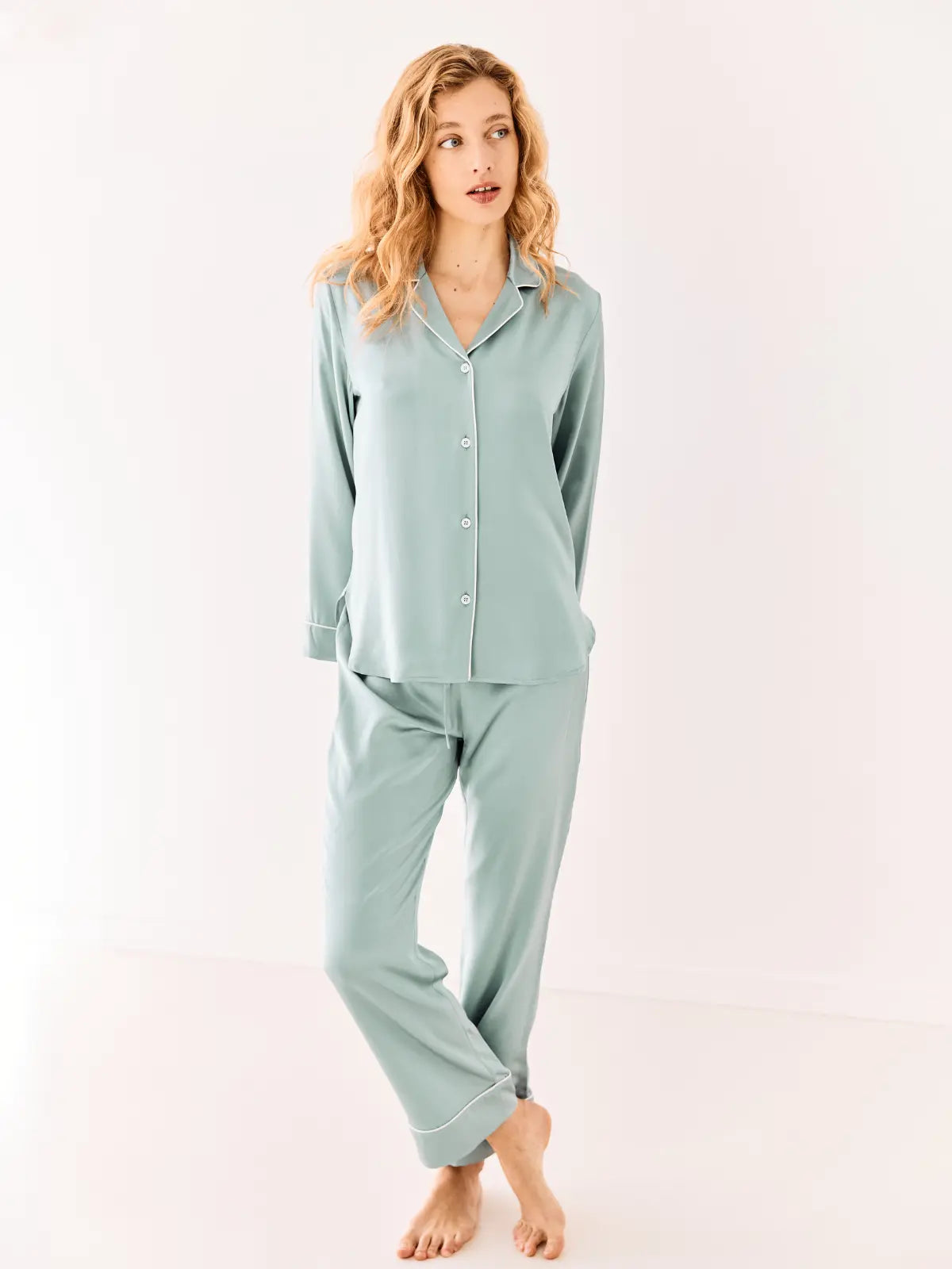 Vue de face du pyjama femme en soie de mûrier bleu grisé Brume d'Été porté par un mannequin, Maison CÉTOILE