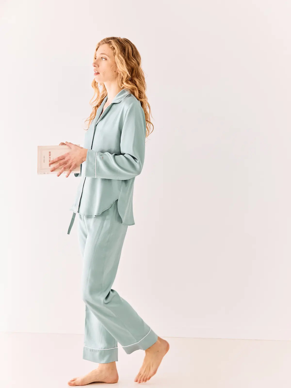 Mannequin portant le pyjama femme en soie de mûrier bleu grisé Brume d'Été, vue de profil, Maison CÉTOILE