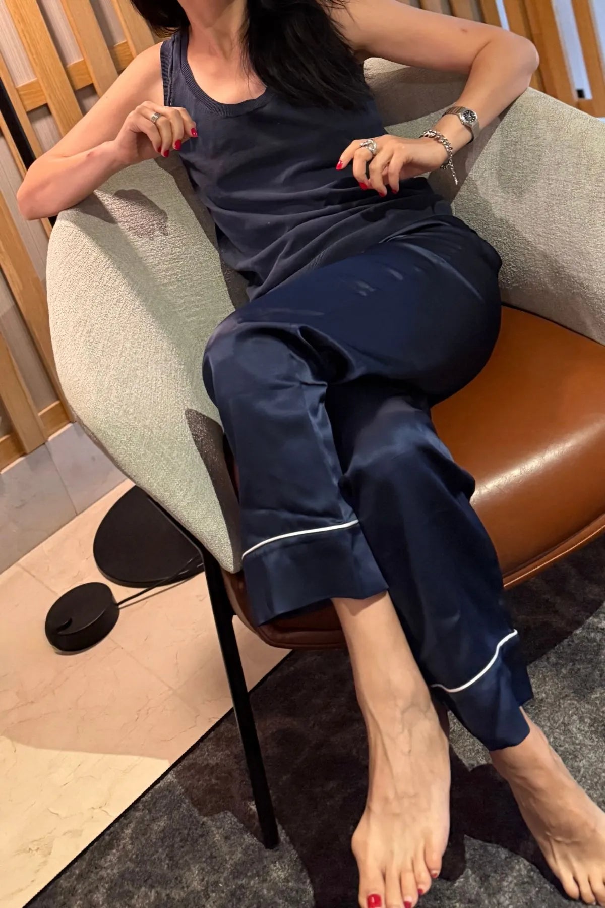 Pyjama en soie bleu nuit avec detail passepoil blanc - Maison CÉTOILE