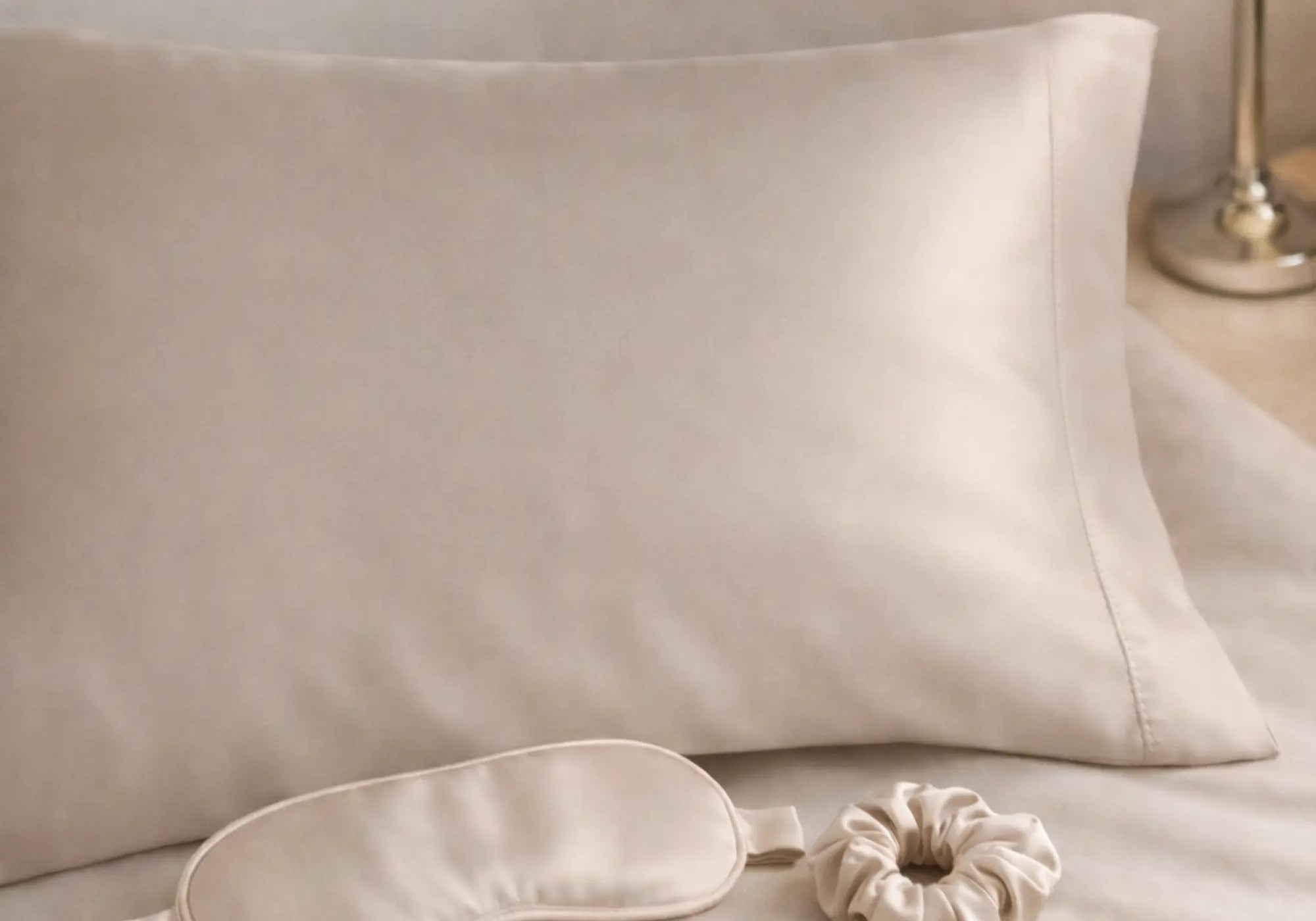 Taie d'oreiller en soie de mûrier avec masque de sommeil et chouchou assorti, Maison CÉTOILE.