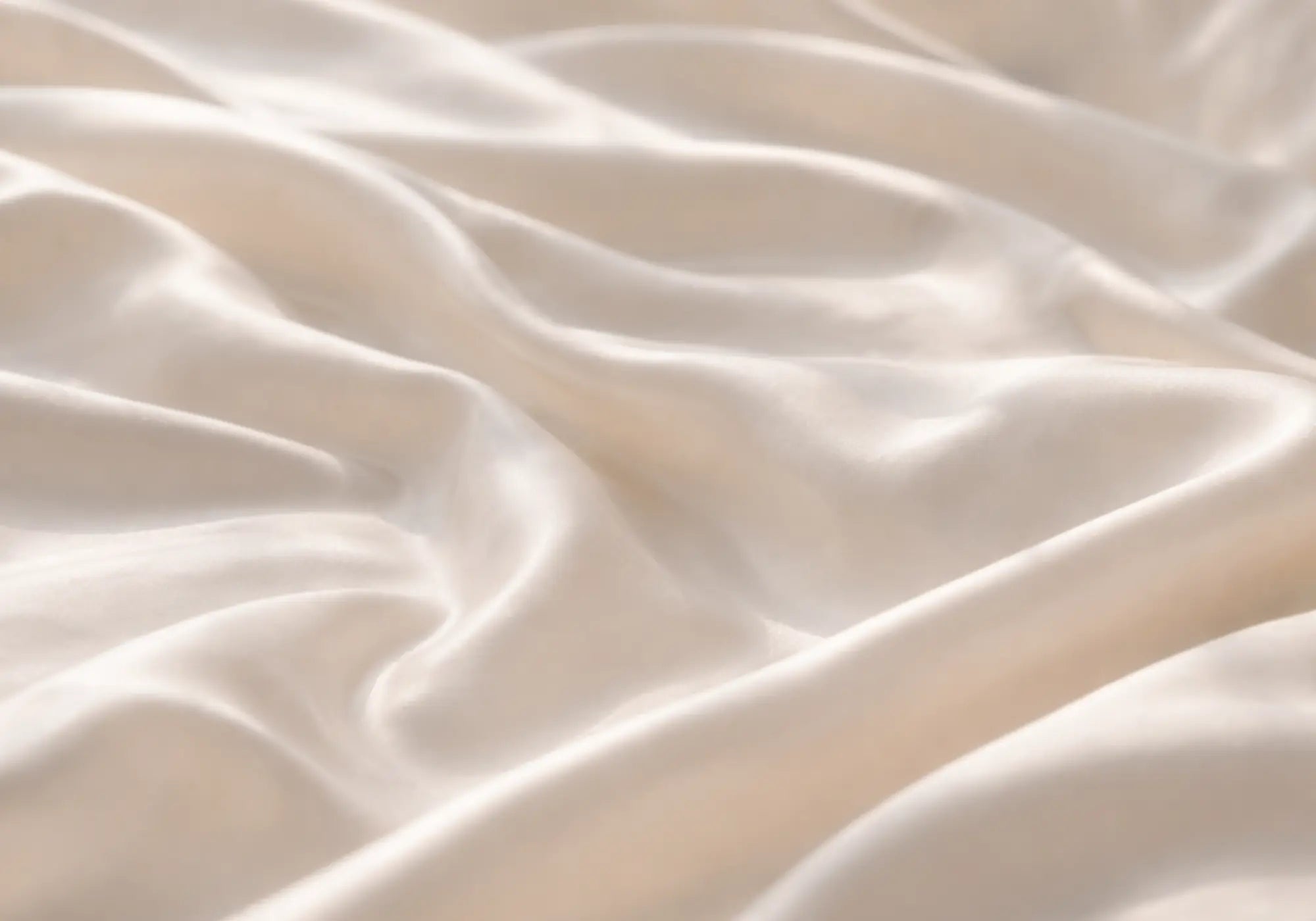 Gros plan sur la texture d'une soie de mûrier blanc pur Maison CÉTOILE.