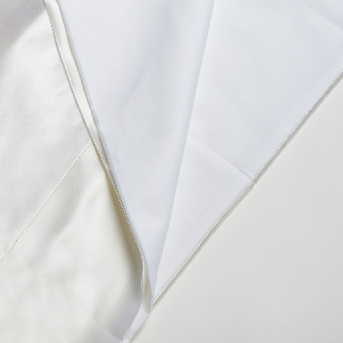 taie réversible soie et coton couleur blanc pur avec les details stitching - Maison CÉTOILE