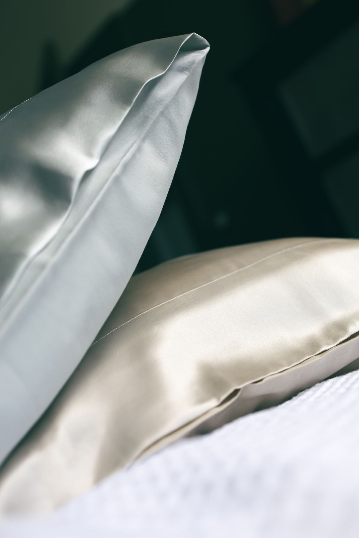 taie complice en soie et coton beige et gris emplié sur lit blanc - Maison CÉTOILE