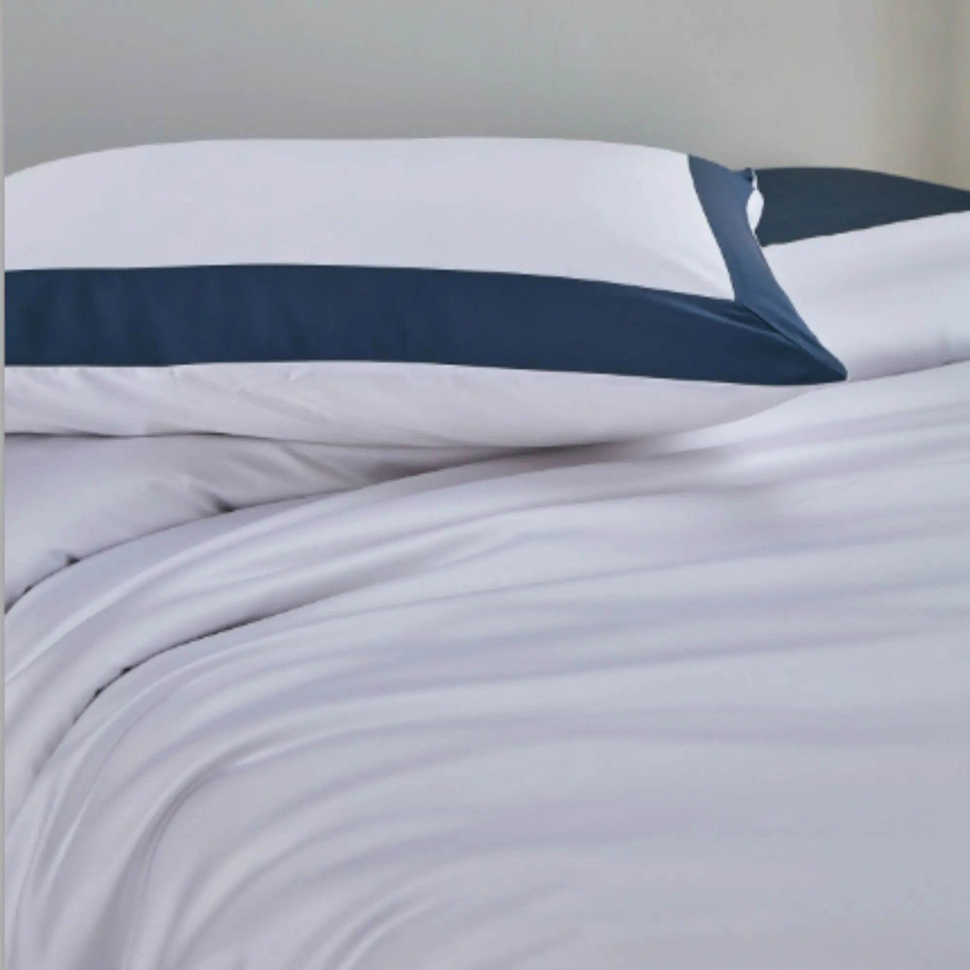 Taie d'oreiller en TENCEL™ Lyocell Bleu Crépuscule, douce et respirante, finition haut de gamme avec liseré bleu-violet - Maison CÉTOILE