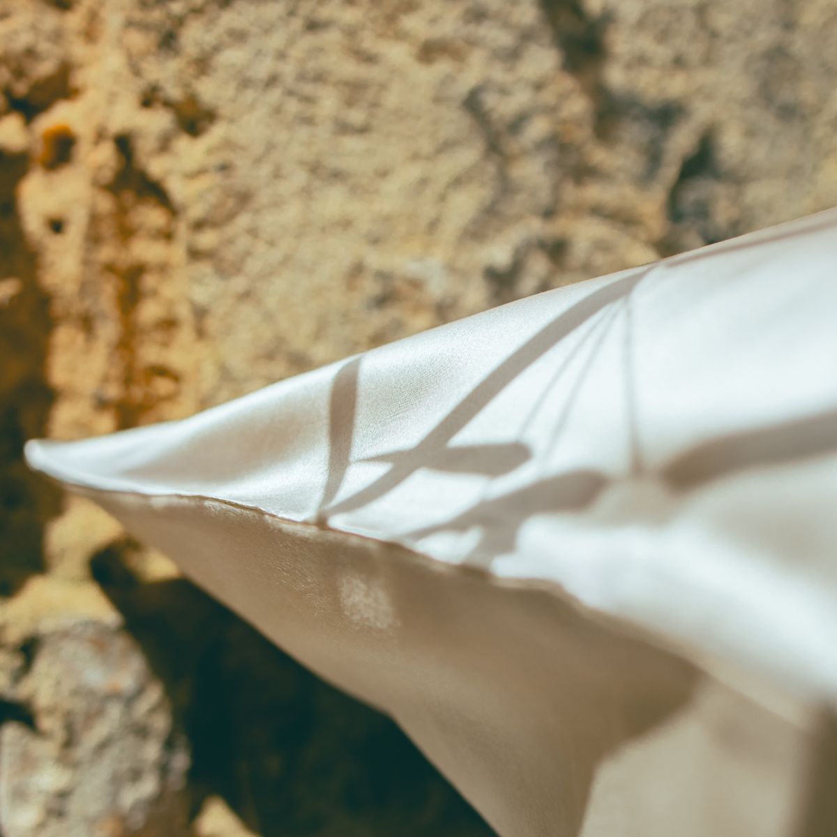 taie de soie beige sur un fond pierre naturel - Maison CÉTOILE