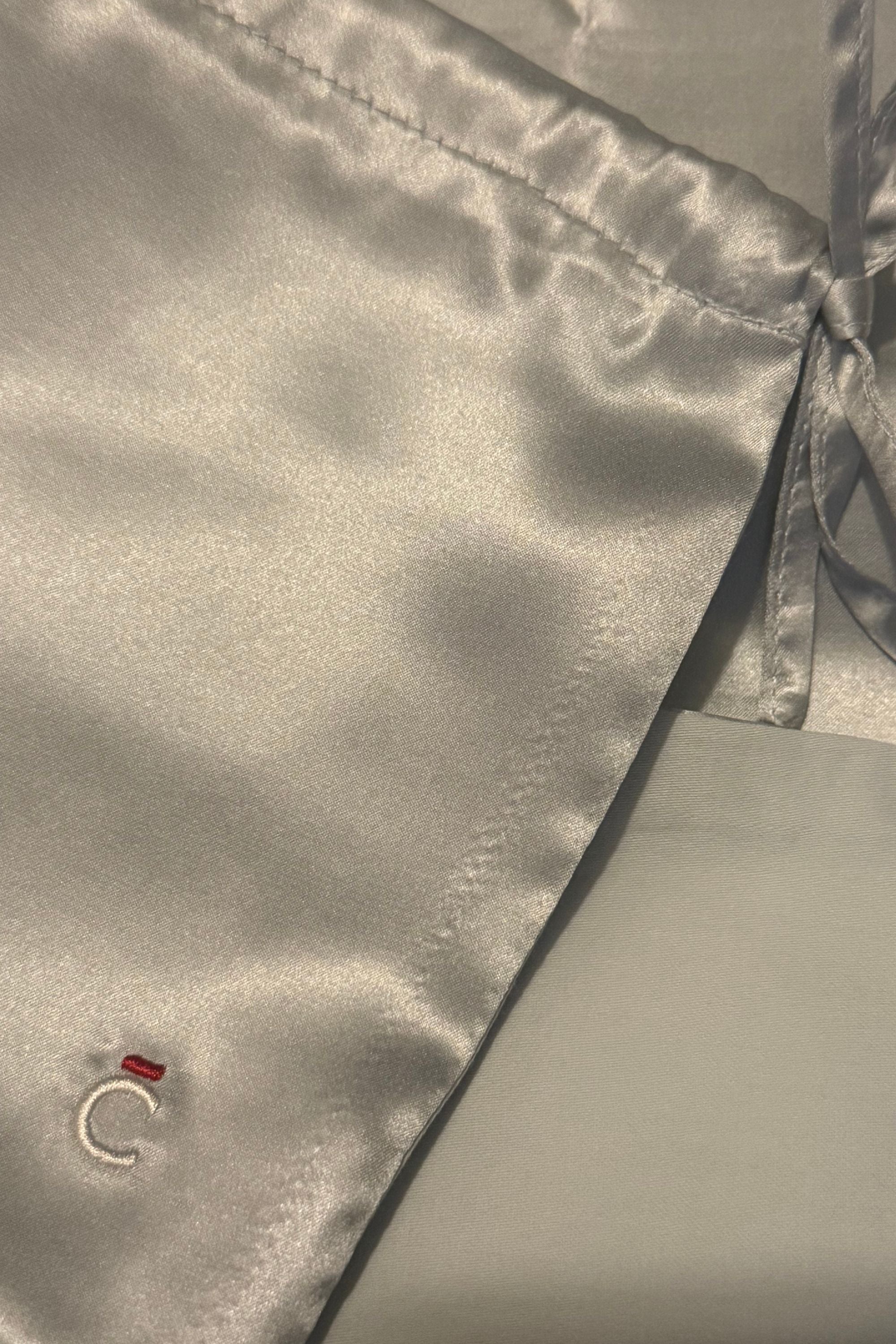 taie d'oreiller en soie & coton reversible couleur gris vert avec pochon brodé - Maison CÉTOILE