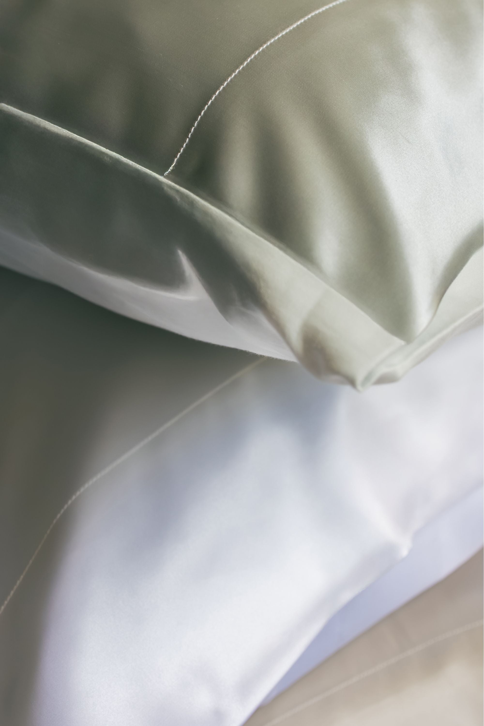 taie réversible en soie et coton double face couleur gris vert - Maison CÉTOILE