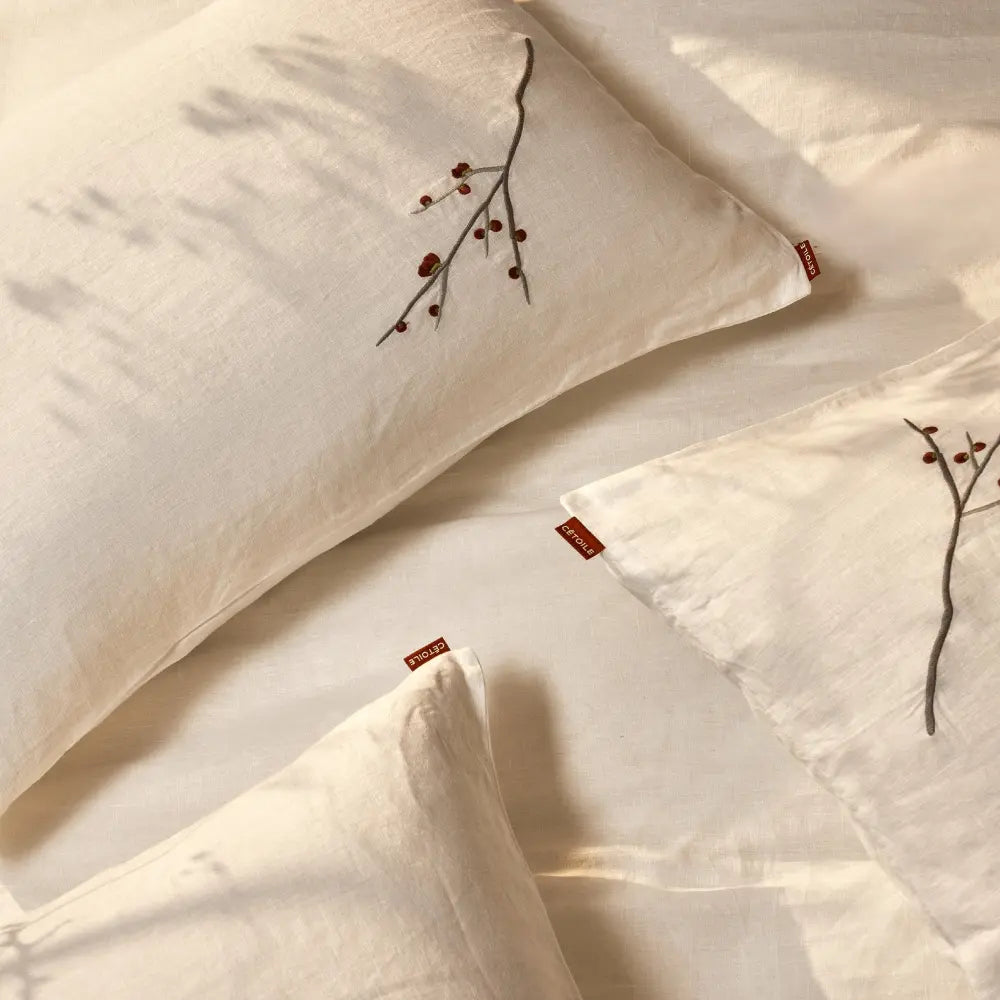 Taies d’oreiller brodées en lin lavé français Éveil Blanc – Prunier d’Hiver