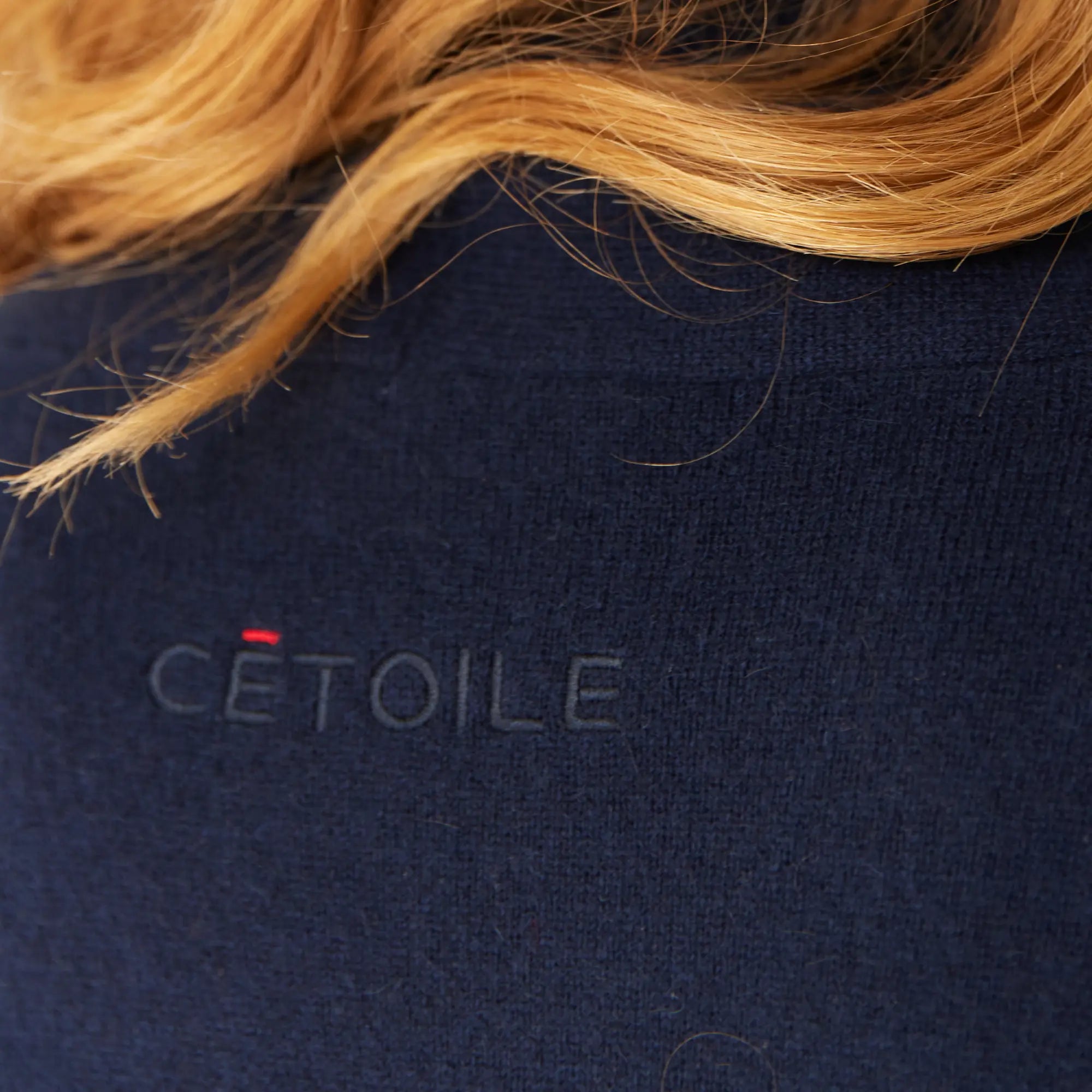pull ou kimono en cachemire bleu nuit, détail matière douce et chaude avec broderie discrète