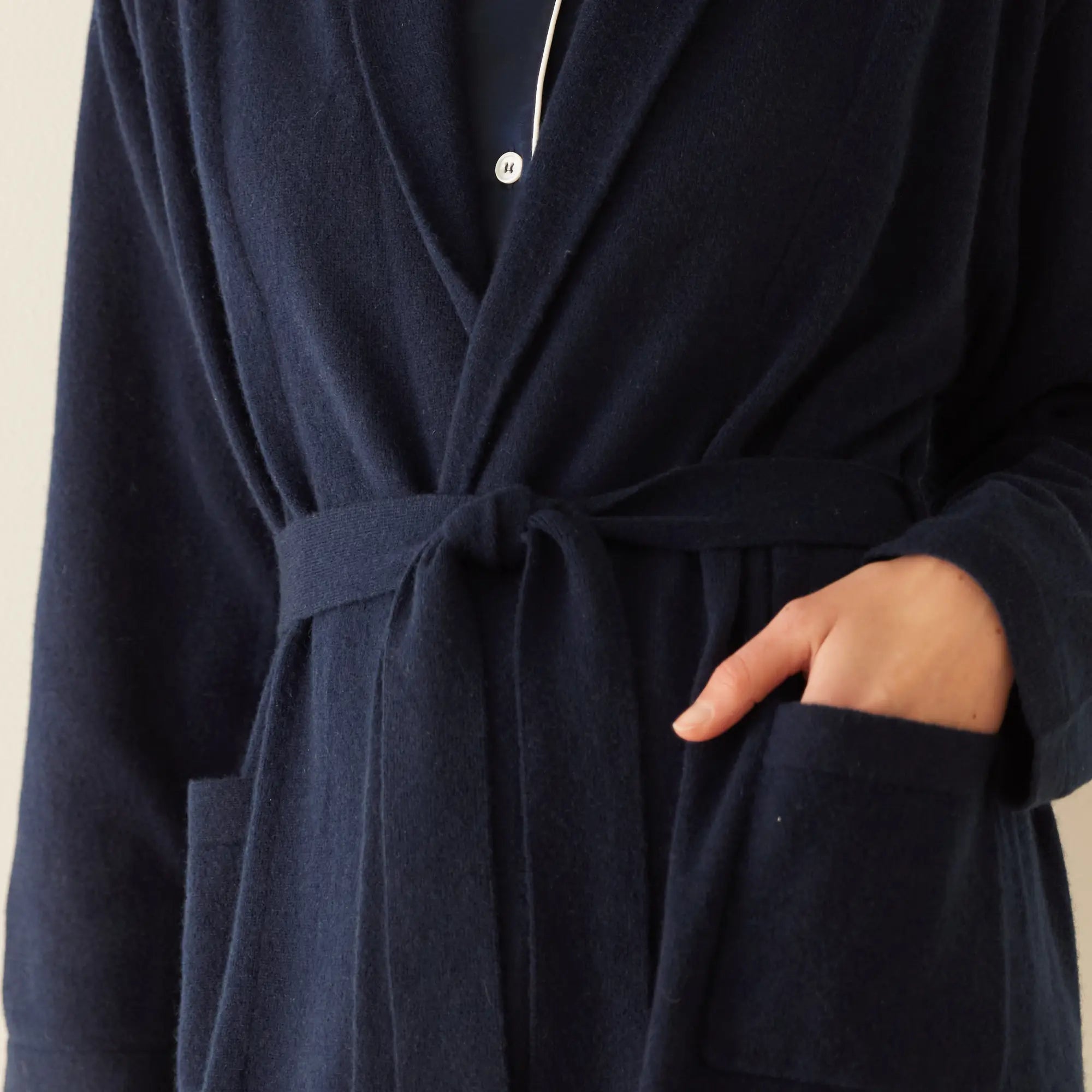 Kimono en cachemire de qualité, détail matière douce et ceinture, vêtement de nuit élégant et confortable