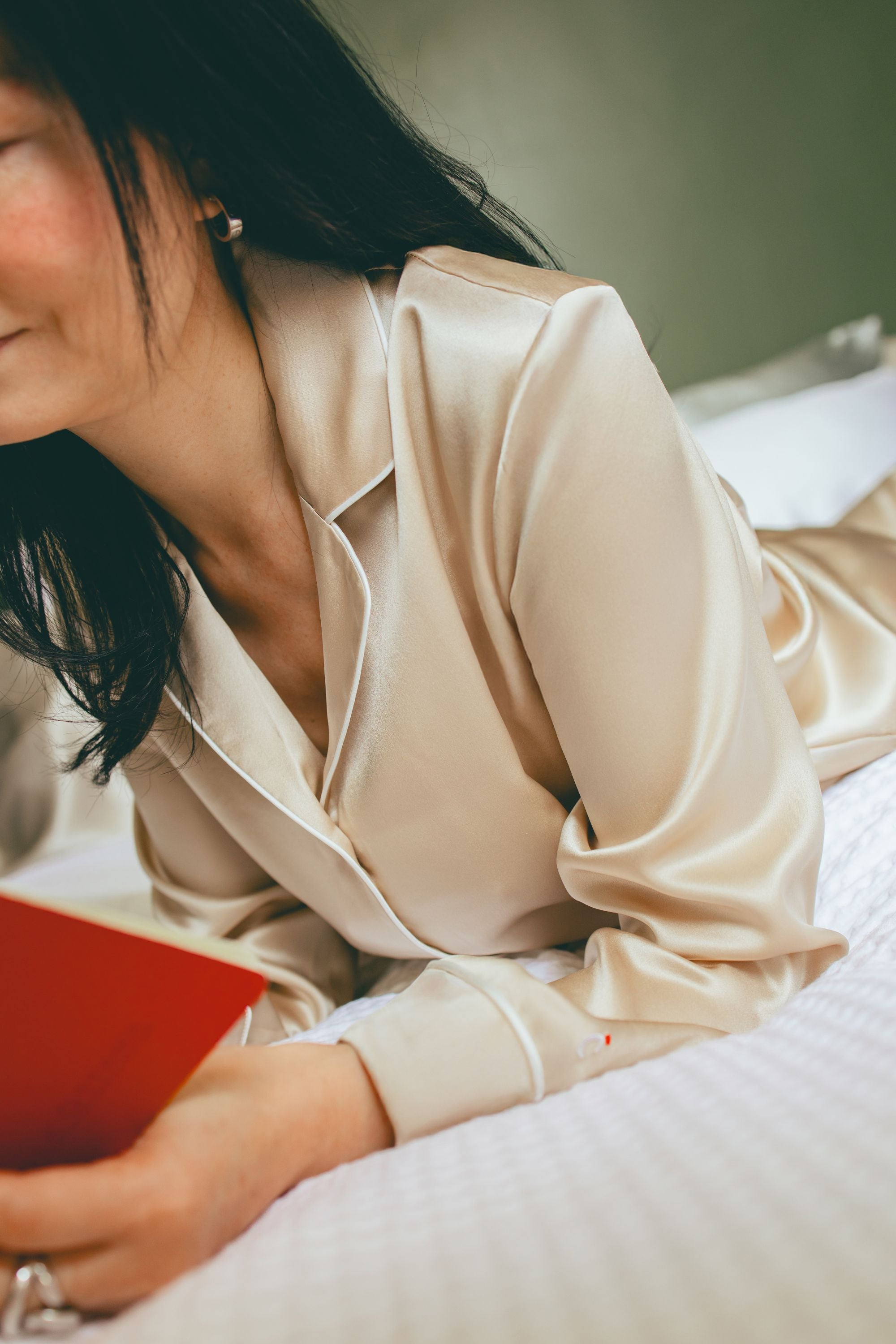 pyjama beige sur lit en lin, lumière du matin - Maison Cétoile