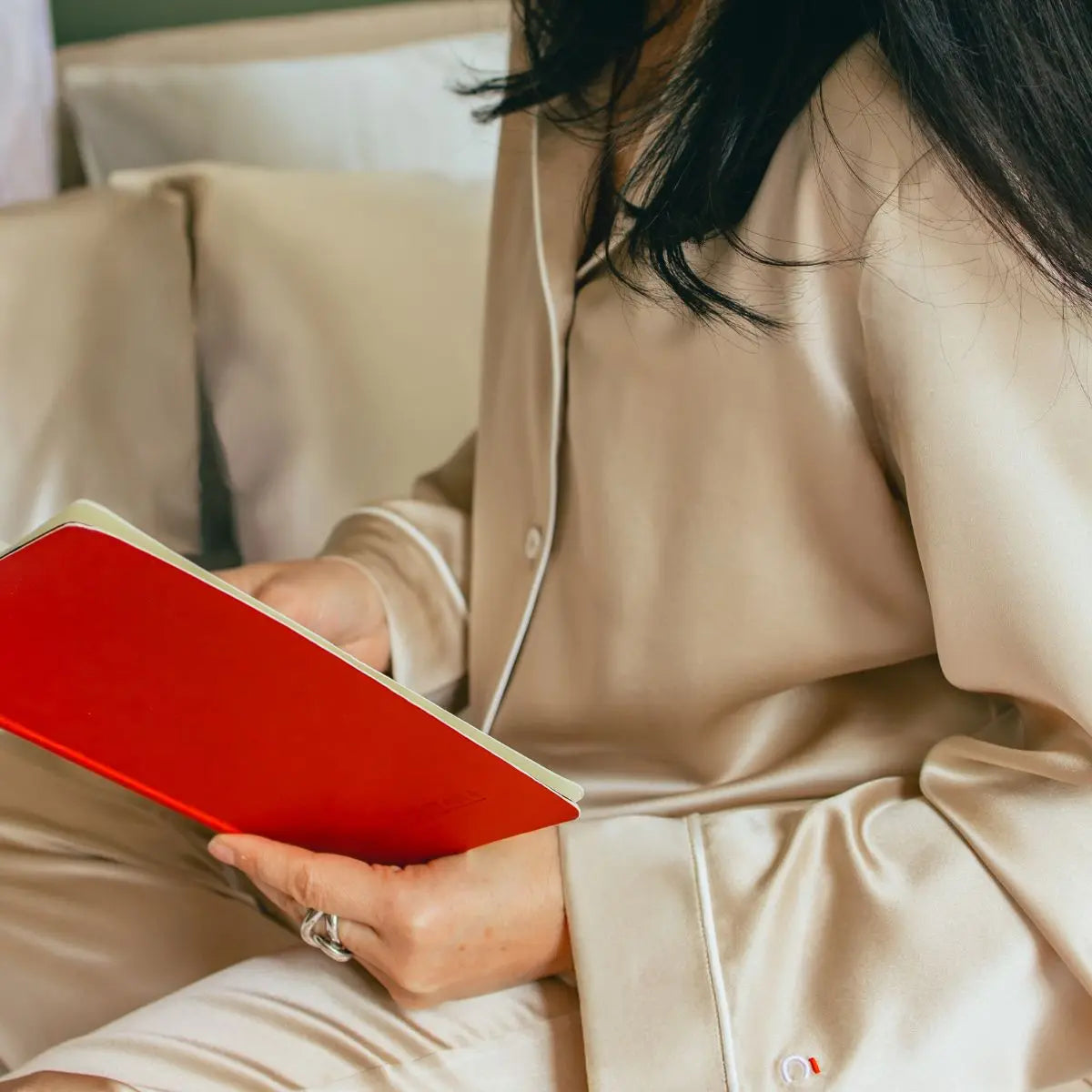 pyjama beige sur lit en lin, lumière du matin - Maison Cétoile