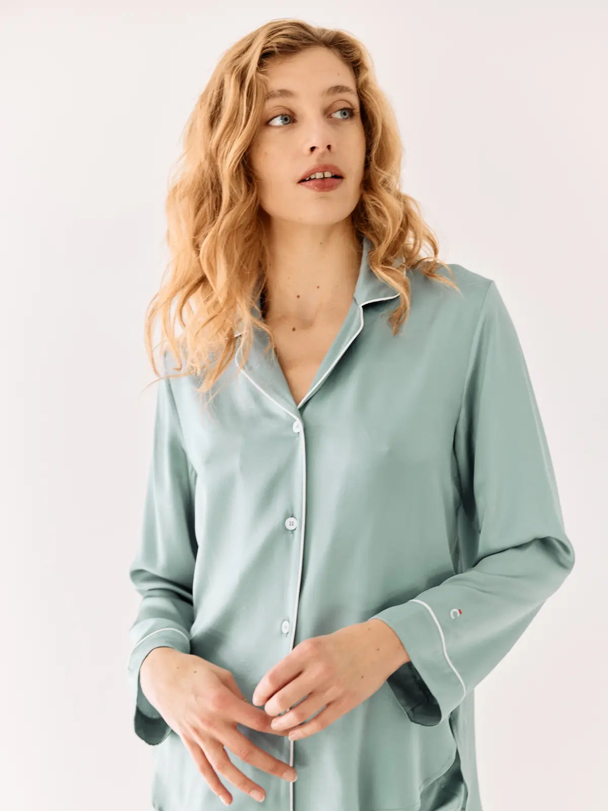 Brume d'Été – Pyjama en soie bleu grisé