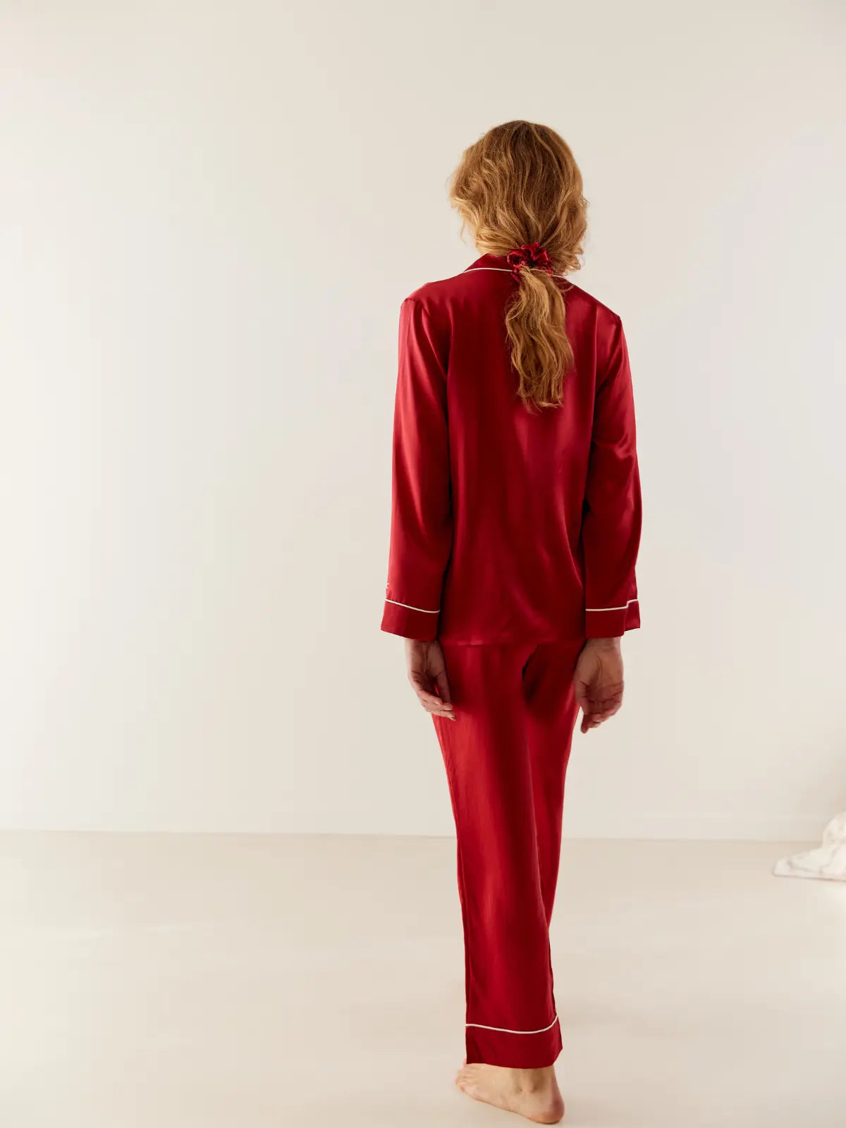 L'heure rouge – Scarlet Red Silk Pyjamas 