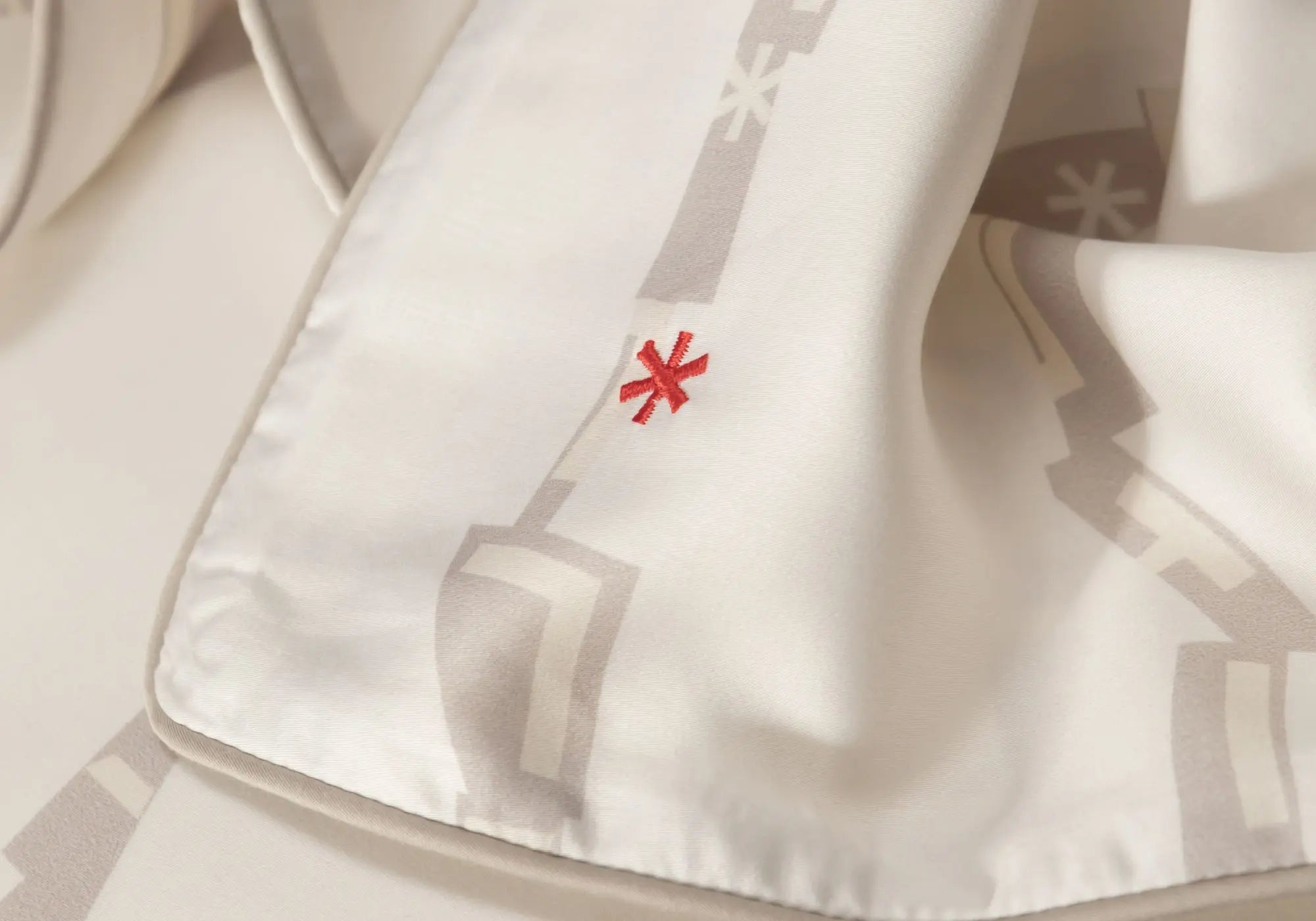 Linge de lit en soie végétale Tencel Lyocell ave broderie rouge signé Maison CÉTOILE