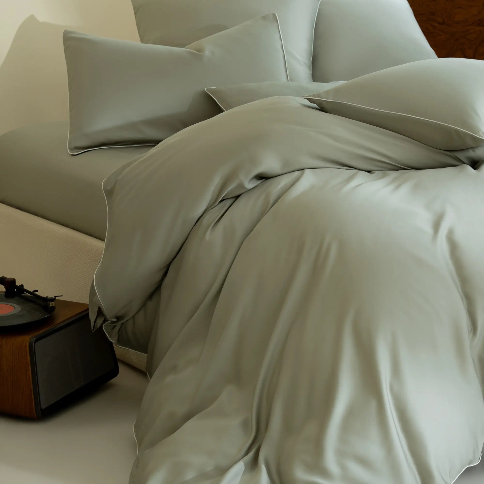 Drap housse en tencel lyocell couleur vert sauge dans une chambre minimaliste et contemporain.