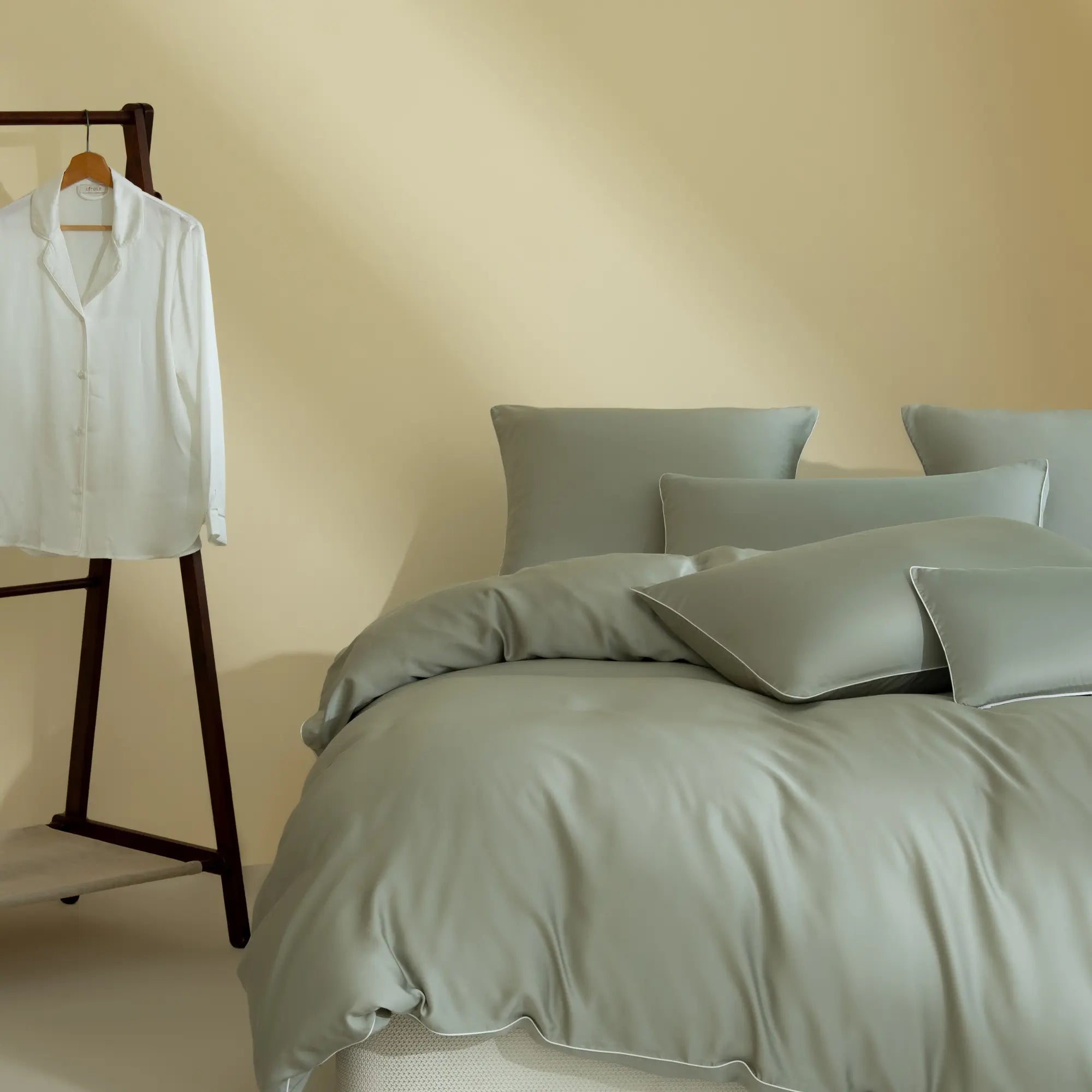 Housse de couette en Tencel lyocell signé CÉTOILE dans une chambre minimaliste et apaisante en lumière douce.