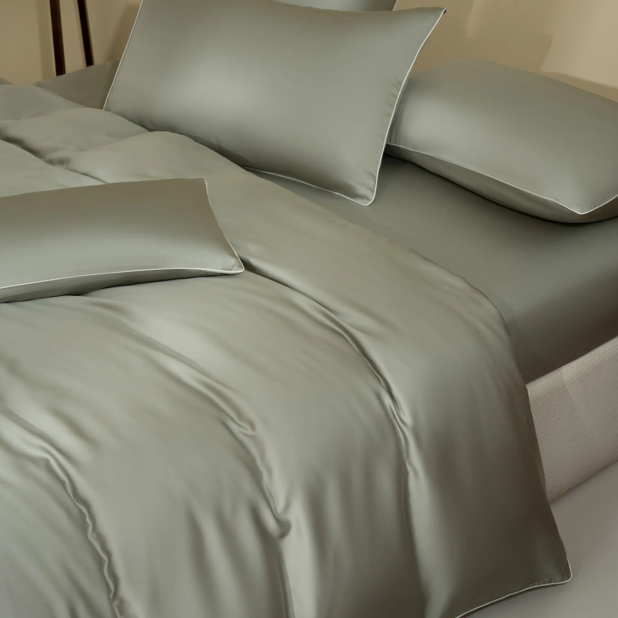 housse de couette en tencel haut de gamme couleur vert sauge dans une chambre minimaliste & contemporain.