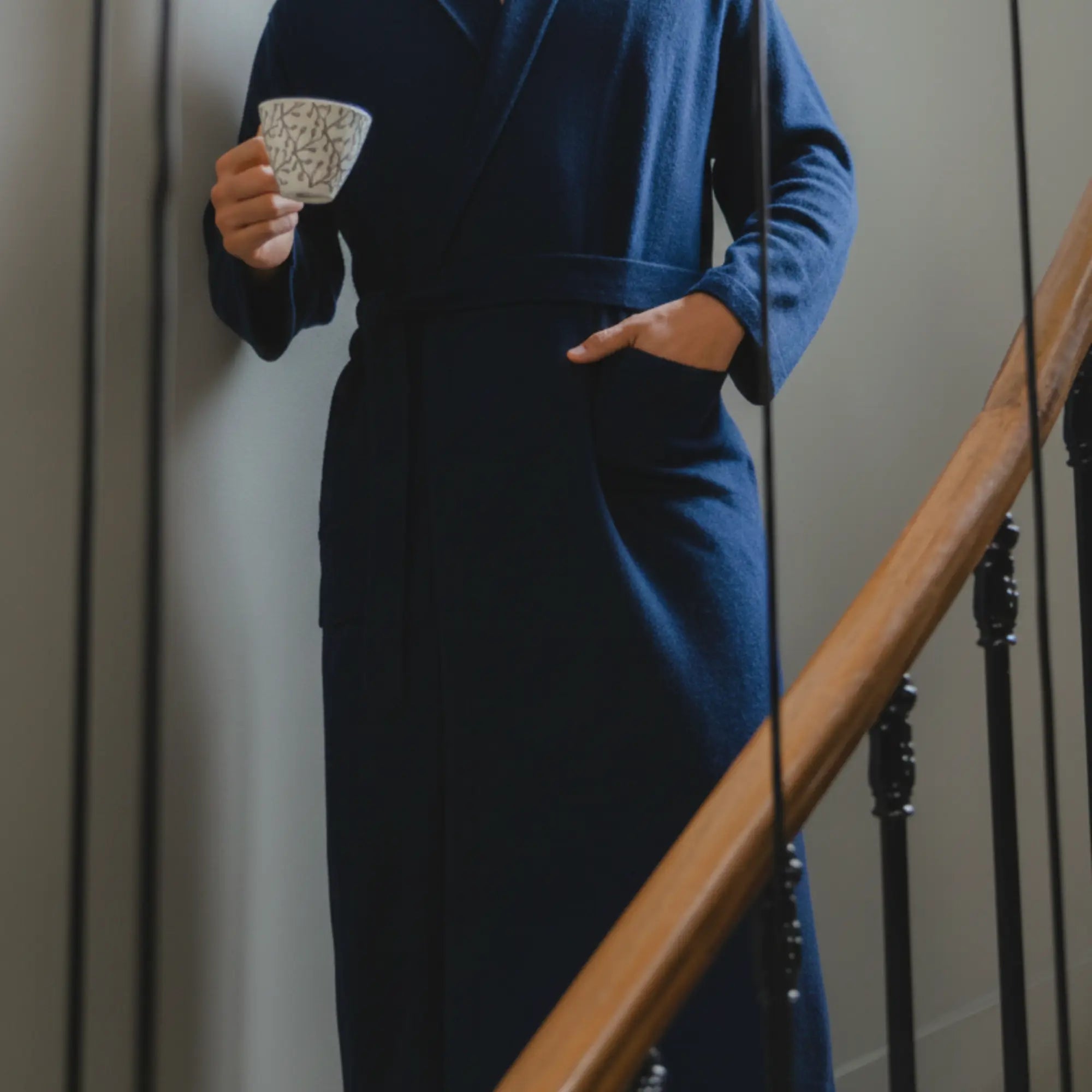 Robe de chambre en cachemire biologique couleur bleu nuit profond - MaisonCÉTOILE