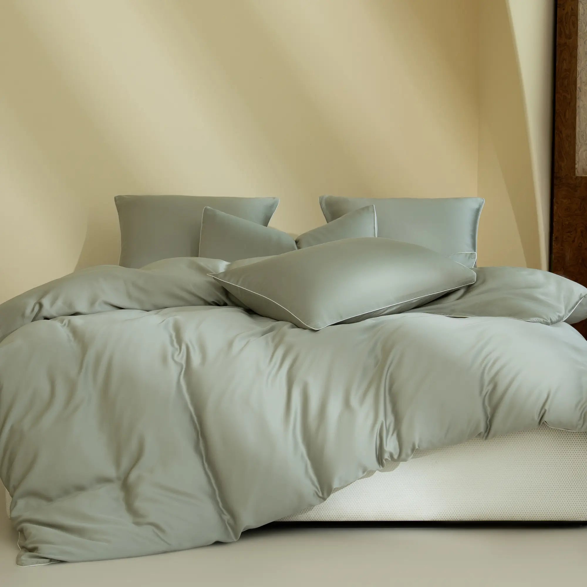 Parure de lit en TENCEL™ Lyocell Maison CÉTOILE, soie végétale respirante dans une chambre aux tons naturels et lumière douce.