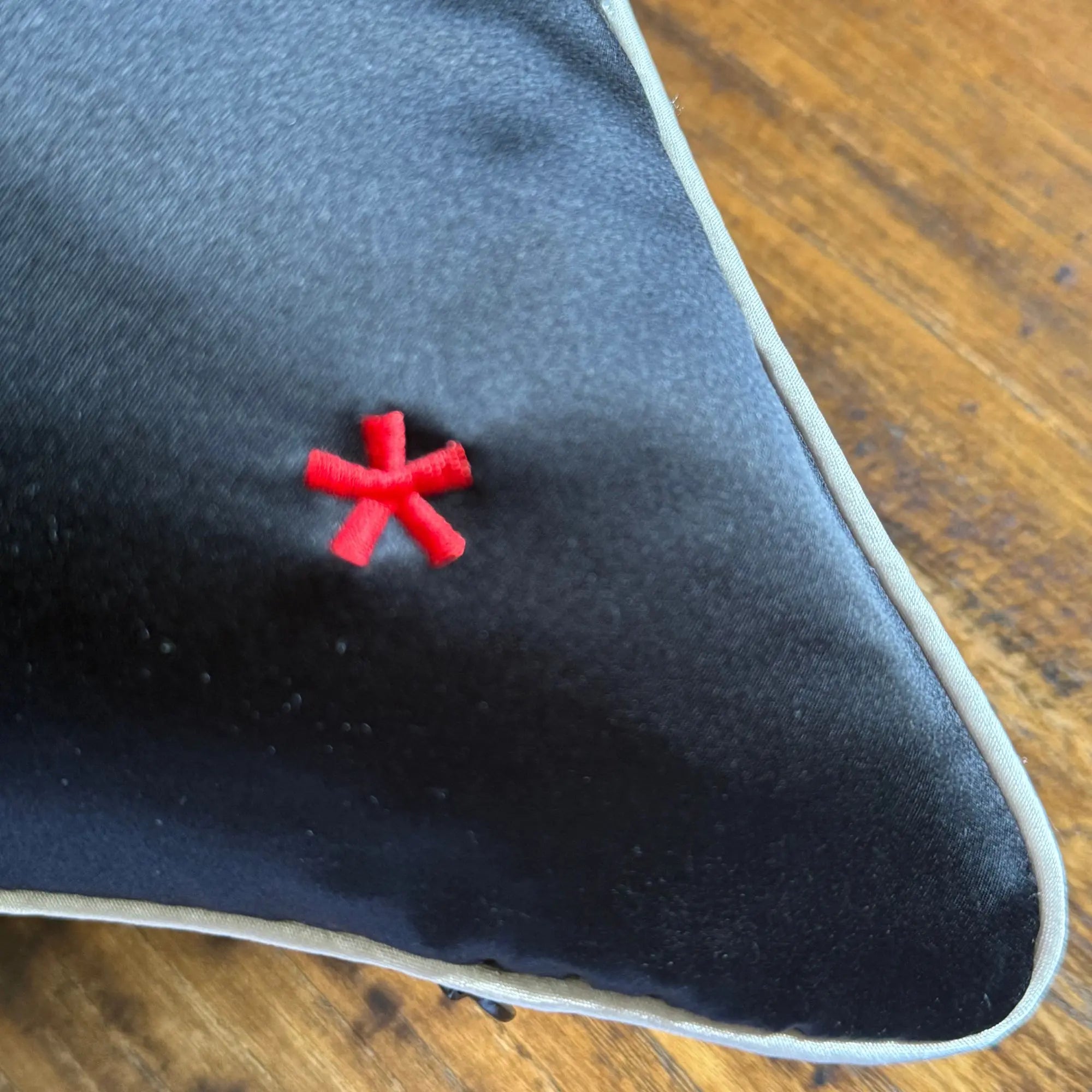 Coussin en soie de mûrier couleur noir - Maison CÉTOILE