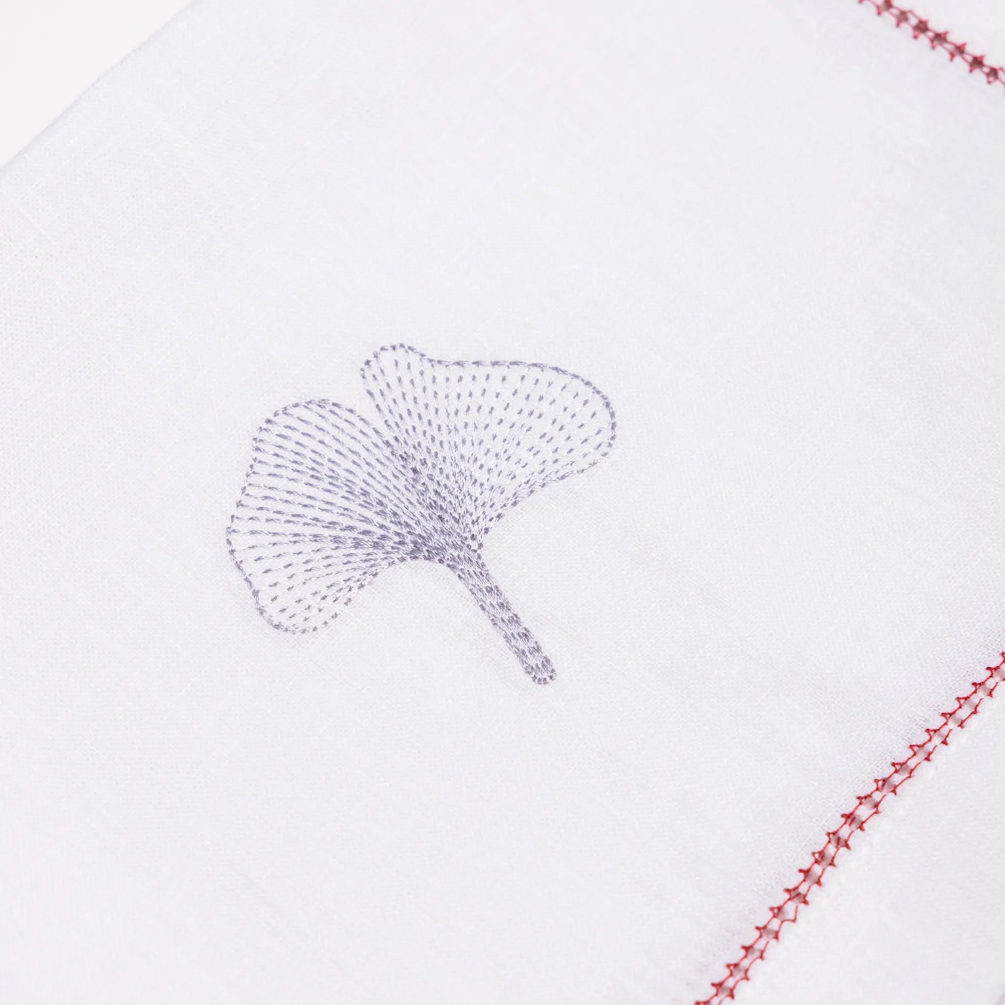 détail jour échelle avec ligne rouge sur serviette en lin