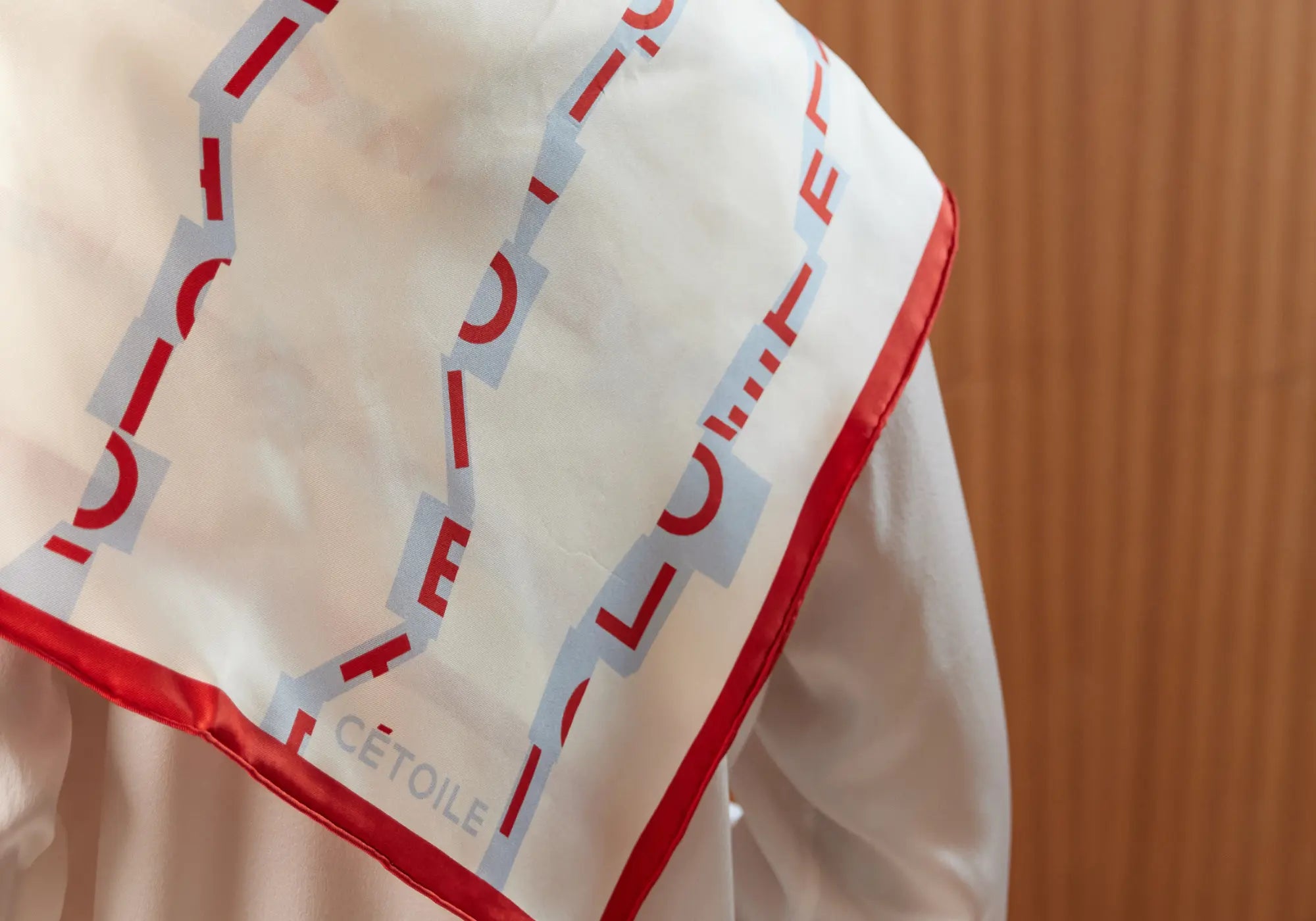 Carré de soie de luxe Voile d'Étoile Maison CÉTOILE, motif signature bleu et rouge, roulotté main et finition haut de gamme.