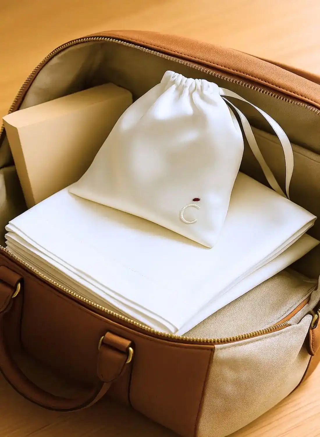 pochon brodé en soie voyage avec vous dans une valise - Maison CÉTOILE