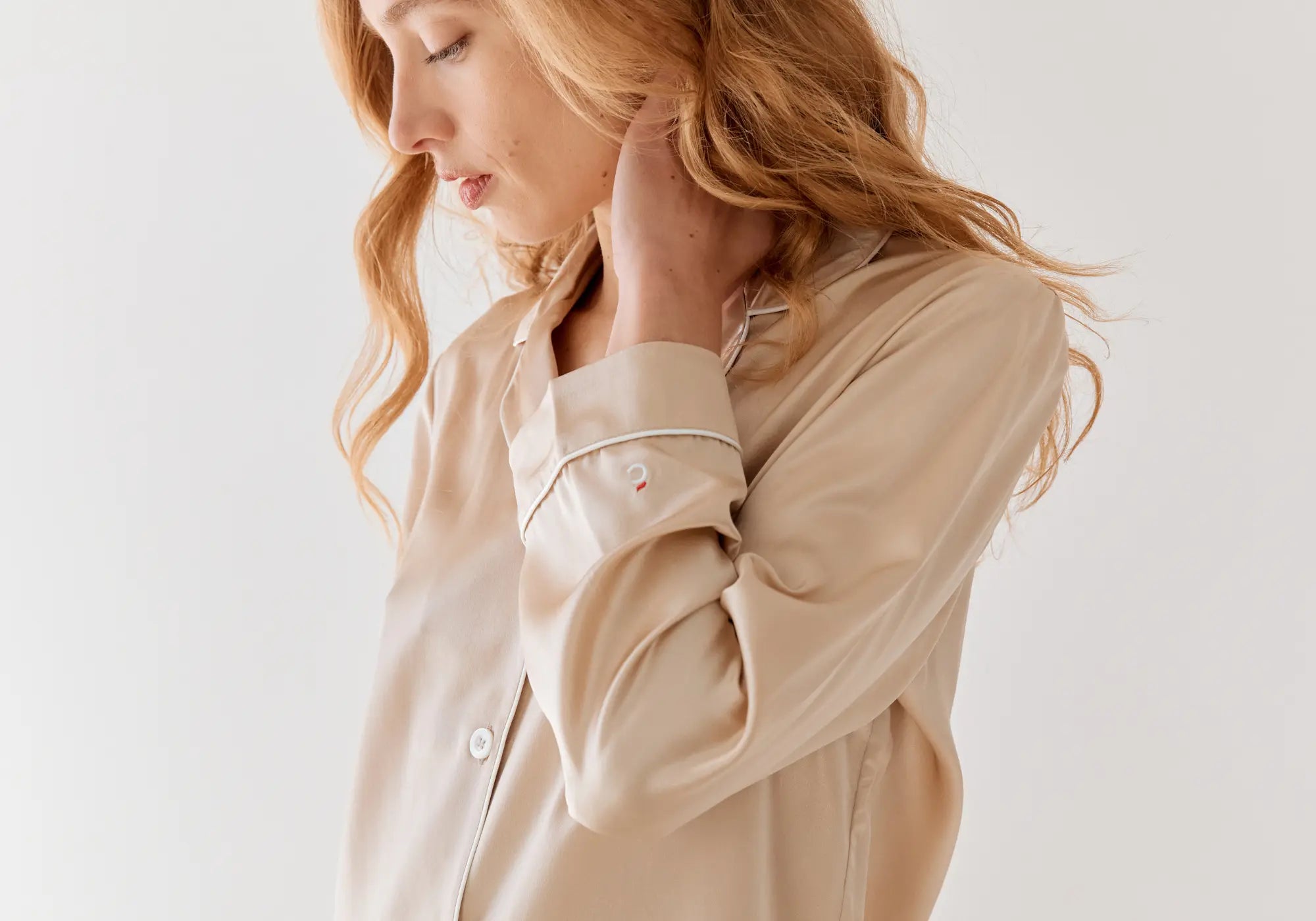 chemise de nuit en soie de mûrier 22 momme couleur beige champagne; un luxe intemporel.