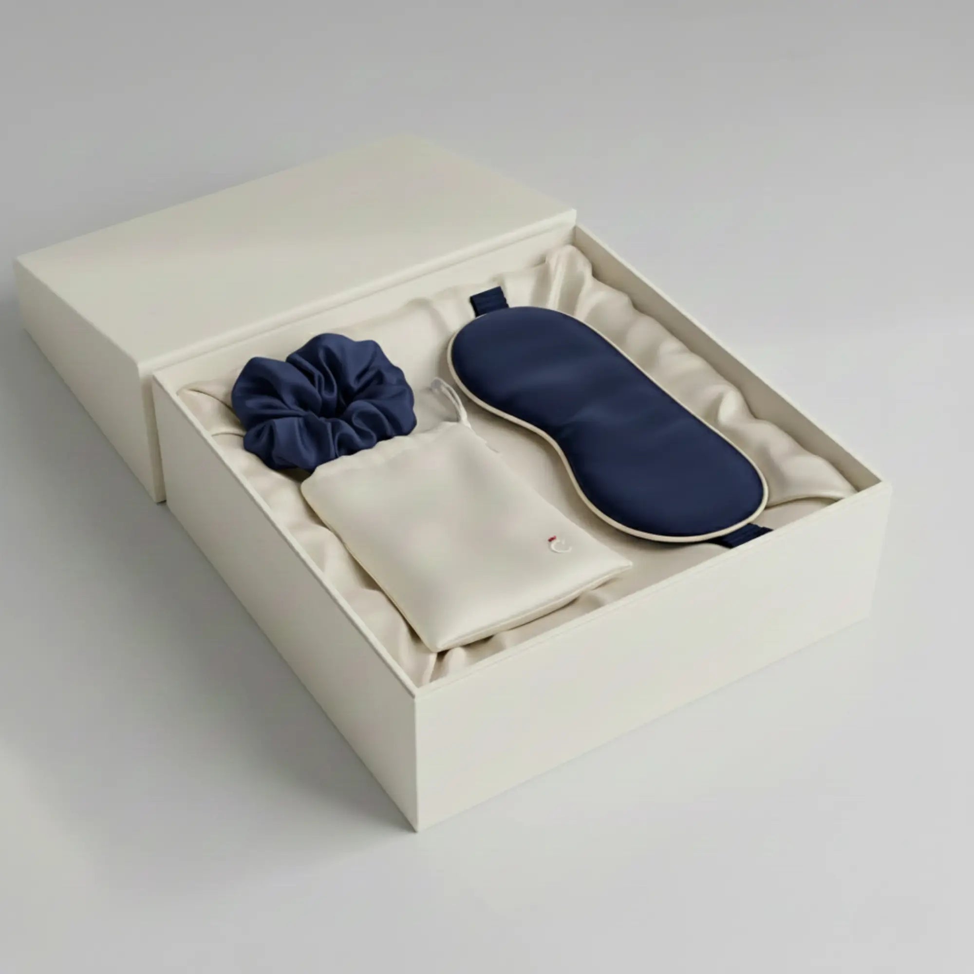 Coffret pack nuit avec taie complice blanc et masque de nuit et chouchou en couleur bleu nuit - MaisonCÉTOILE