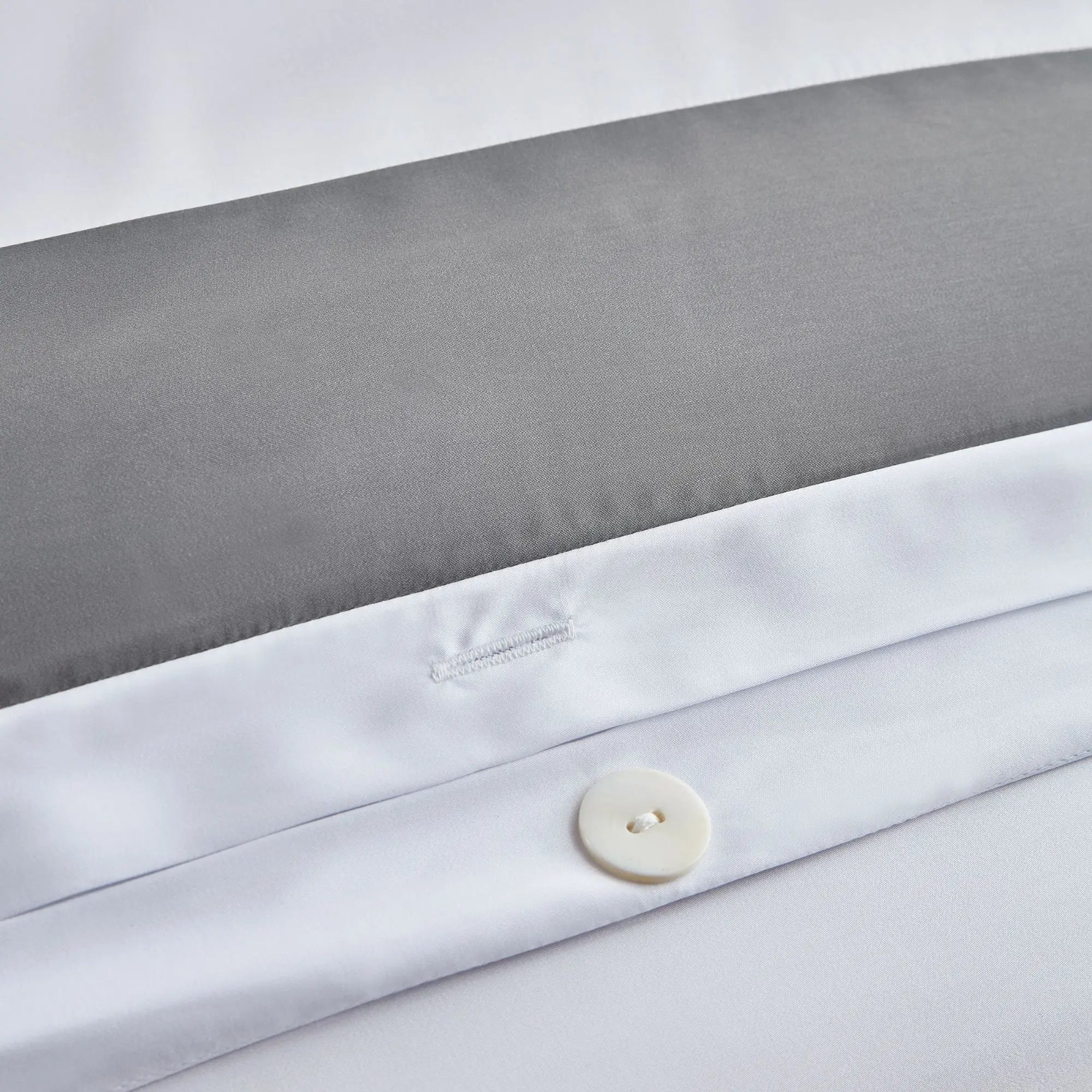 Parure Gris Horizon en TENCEL™ Lyocell , douce et respirante, finition haut de gamme avec bouton en nacre et couture invisible- Maison CÉTOILE
