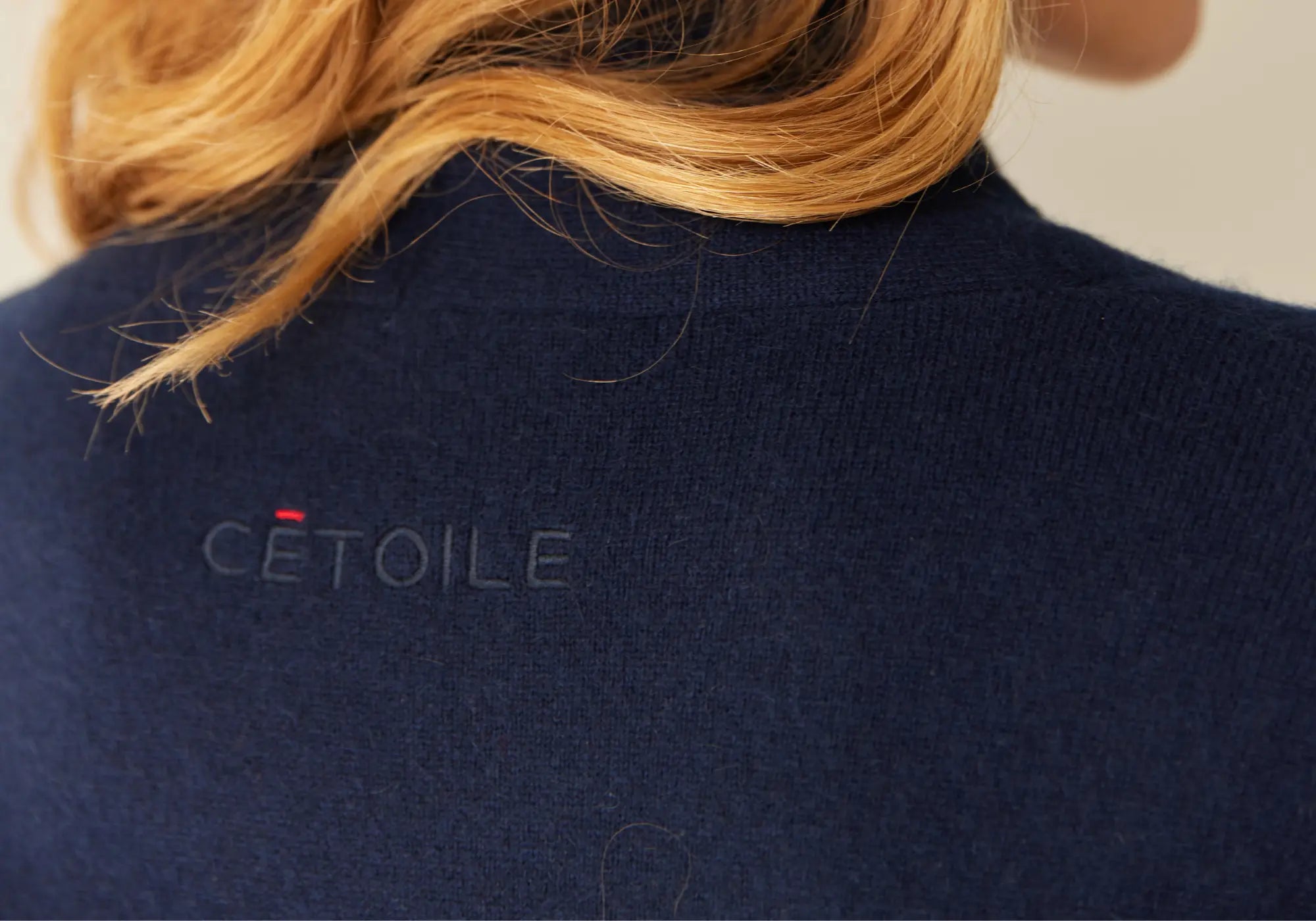 Kimono en cachemire 2 fils ivoire Maison CÉTOILE, loungewear de luxe pour le soir et les moments de détente.